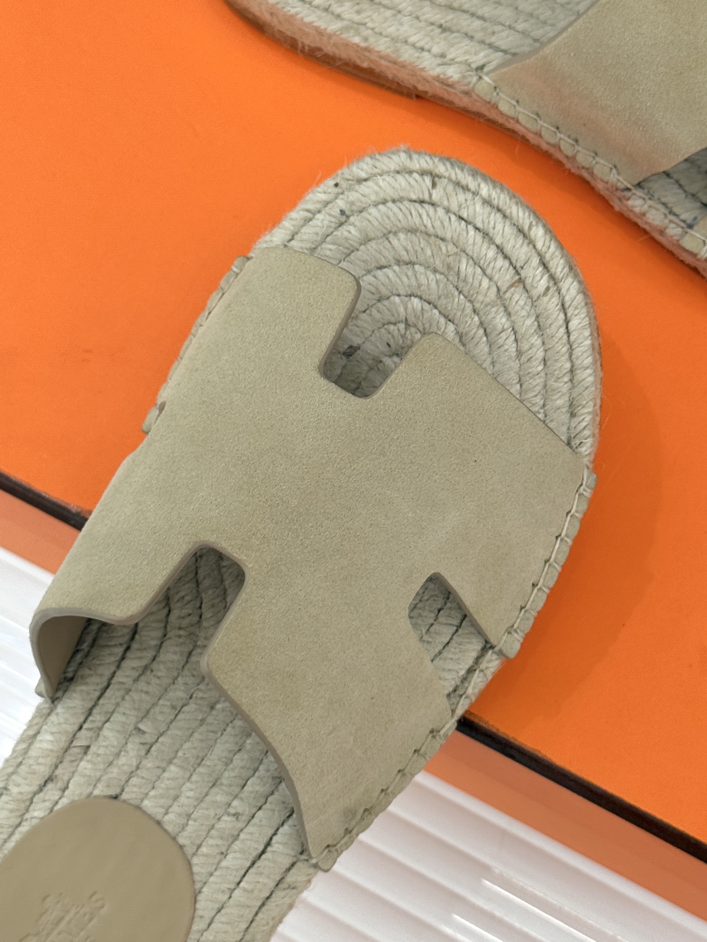 Hermès/爱马仕经典情侣款麻绳底H拖鞋承袭品牌1837年匠艺传承以极简设计诠释永恒优雅。标志性H型镂