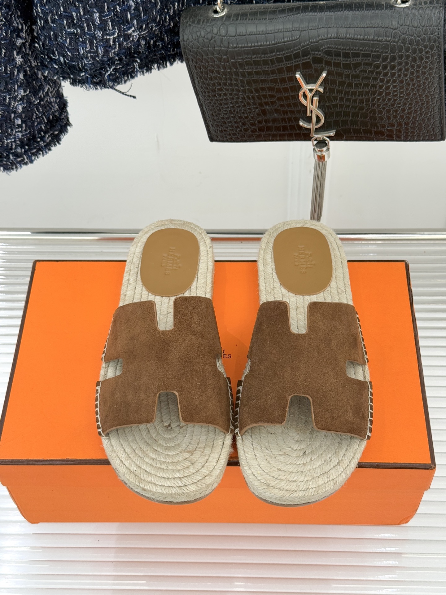 Hermès/爱马仕经典情侣款麻绳底H拖鞋承袭品牌1837年匠艺传承以极简设计诠释永恒优雅。标志性H型镂