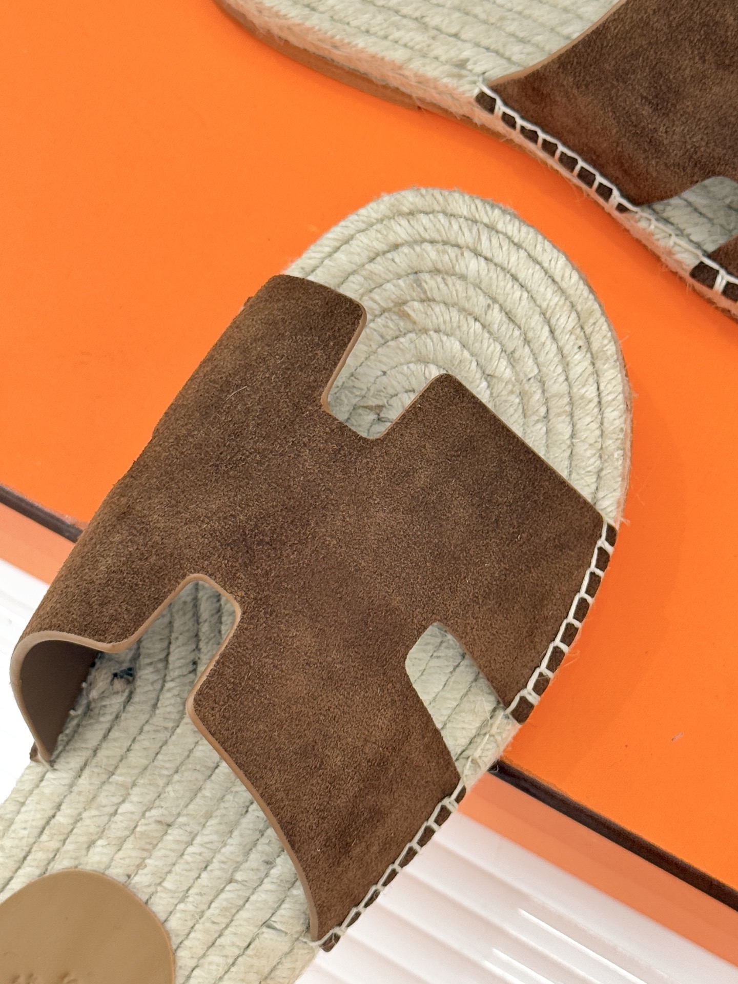 Hermès/爱马仕经典情侣款麻绳底H拖鞋承袭品牌1837年匠艺传承以极简设计诠释永恒优雅。标志性H型镂