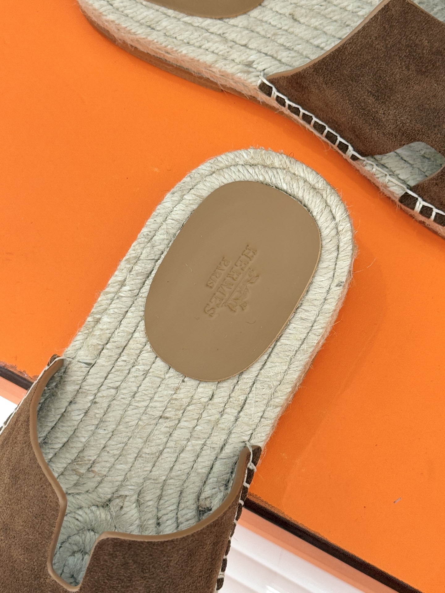 Hermès/爱马仕经典情侣款麻绳底H拖鞋承袭品牌1837年匠艺传承以极简设计诠释永恒优雅。标志性H型镂