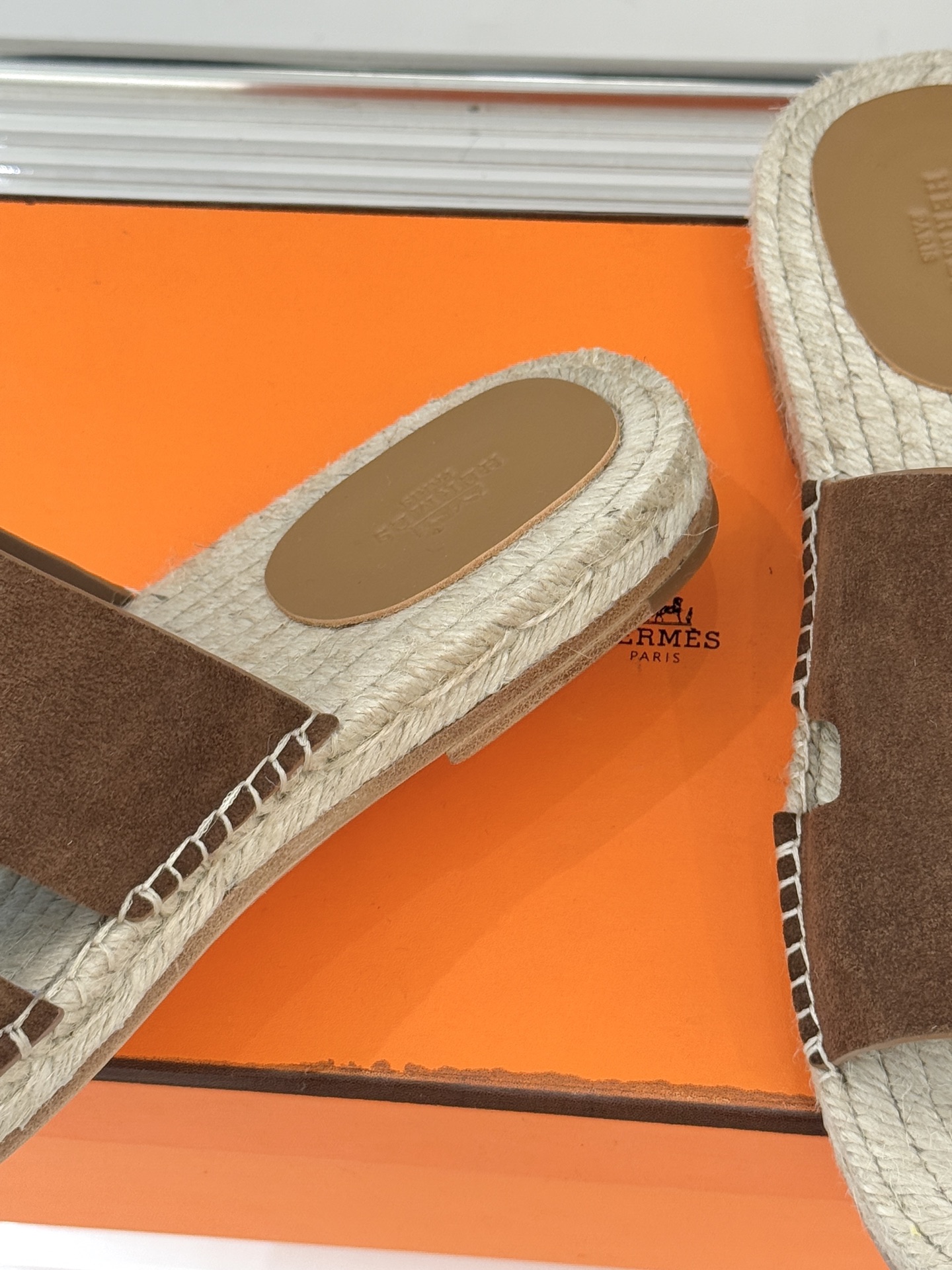 Hermès/爱马仕经典情侣款麻绳底H拖鞋承袭品牌1837年匠艺传承以极简设计诠释永恒优雅。标志性H型镂