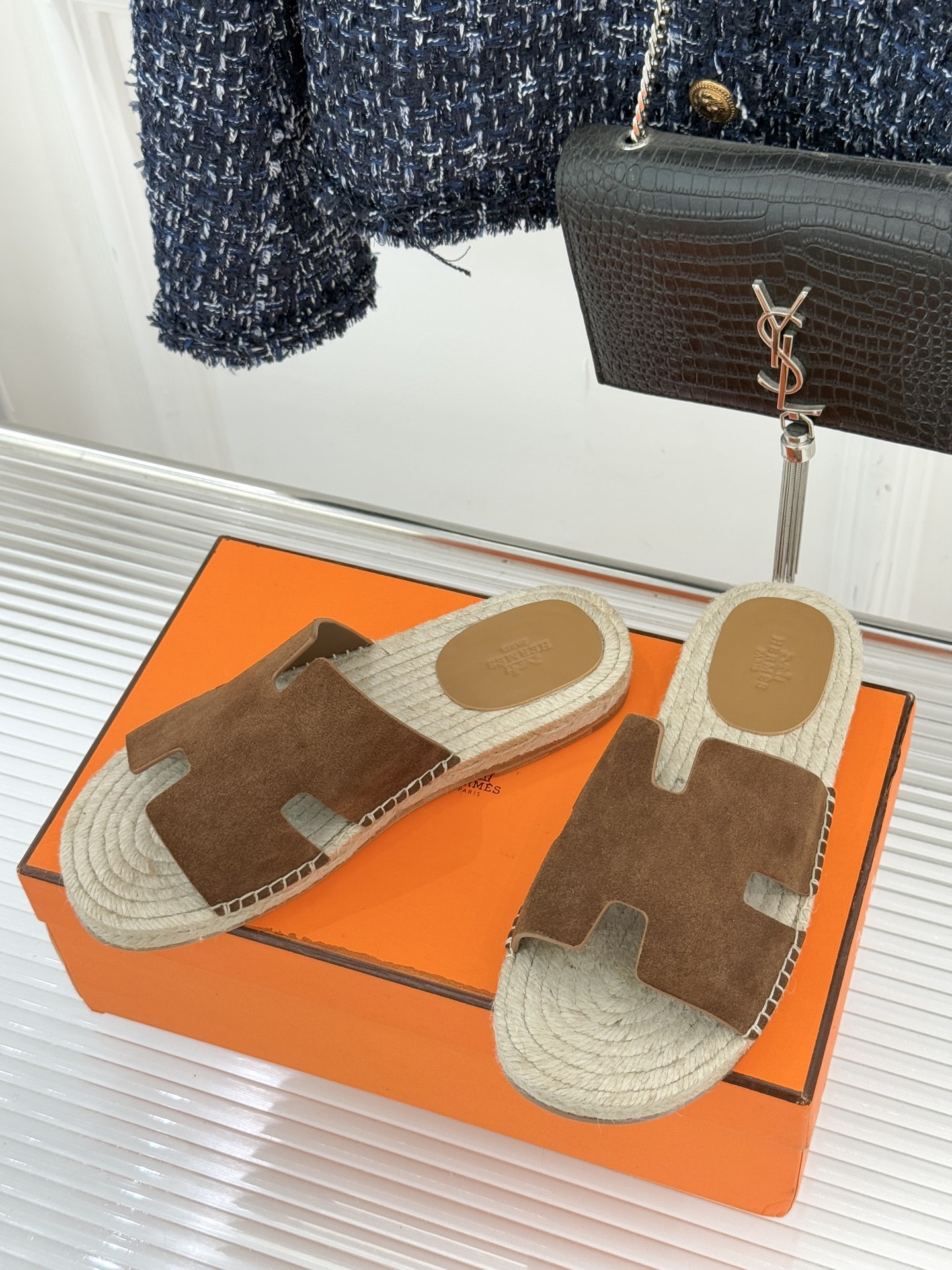 Hermès/爱马仕经典情侣款麻绳底H拖鞋承袭品牌1837年匠艺传承以极简设计诠释永恒优雅。标志性H型镂