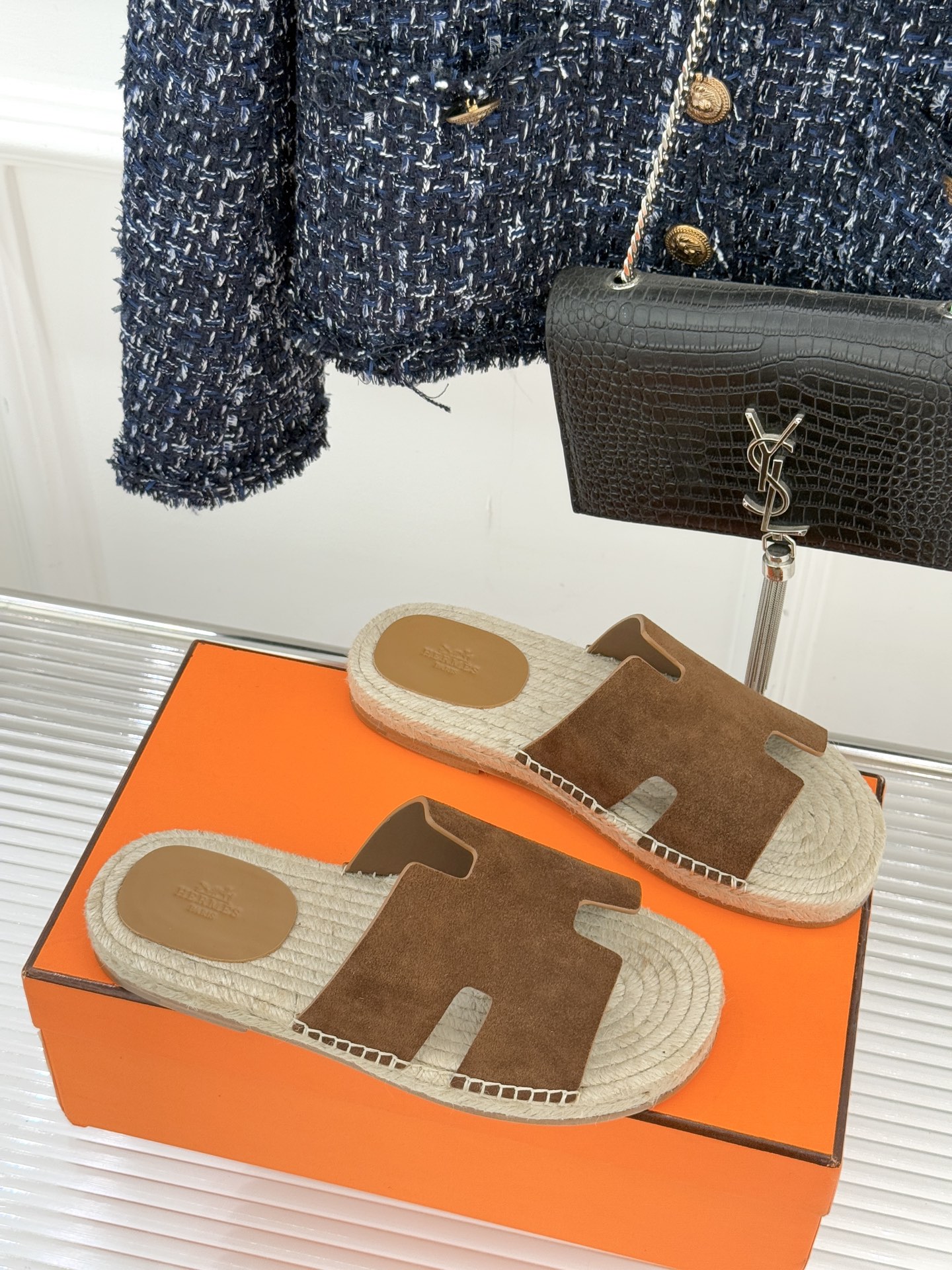 Hermès/爱马仕经典情侣款麻绳底H拖鞋承袭品牌1837年匠艺传承以极简设计诠释永恒优雅。标志性H型镂