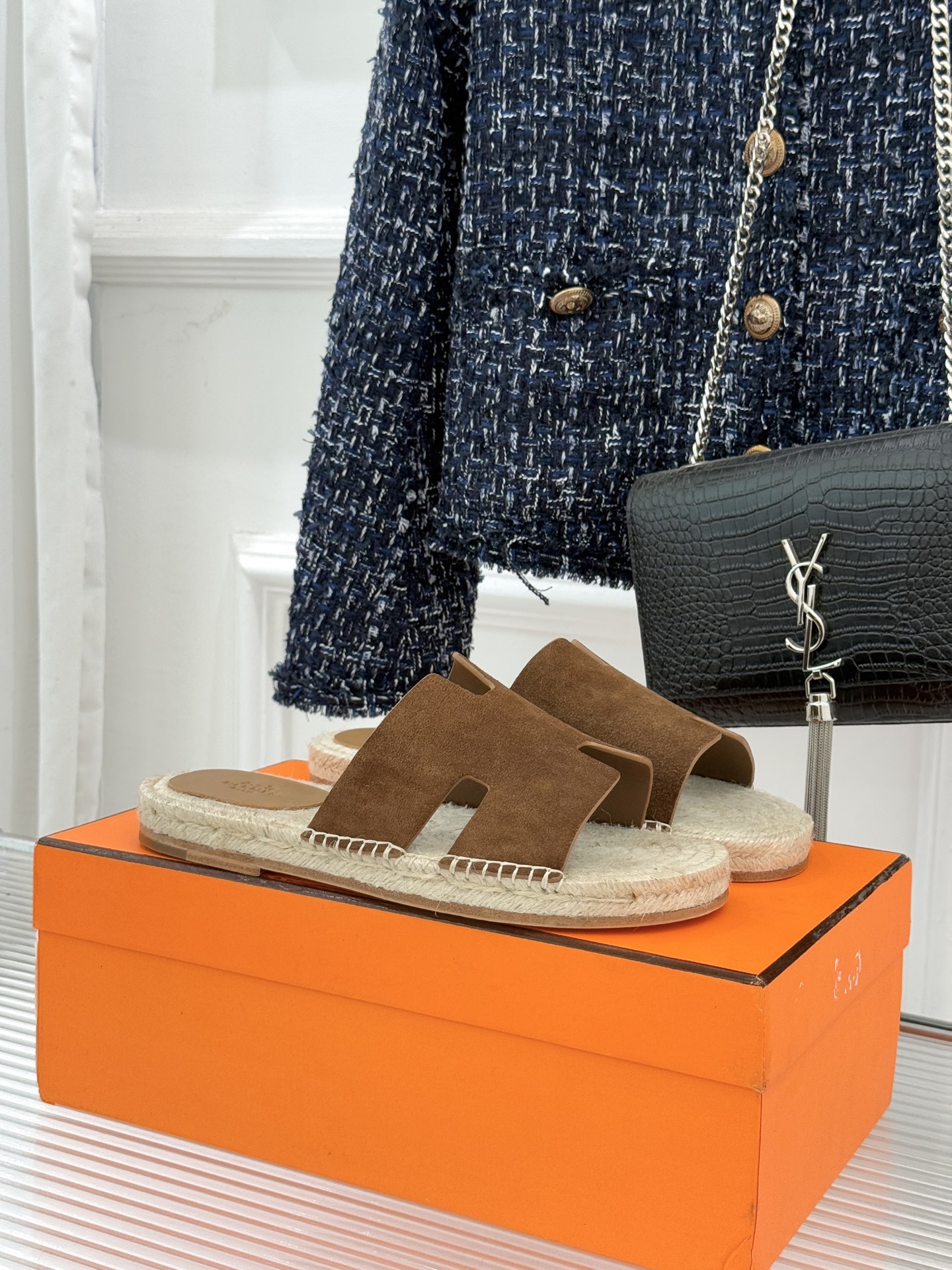 Hermès/爱马仕经典情侣款麻绳底H拖鞋承袭品牌1837年匠艺传承以极简设计诠释永恒优雅。标志性H型镂