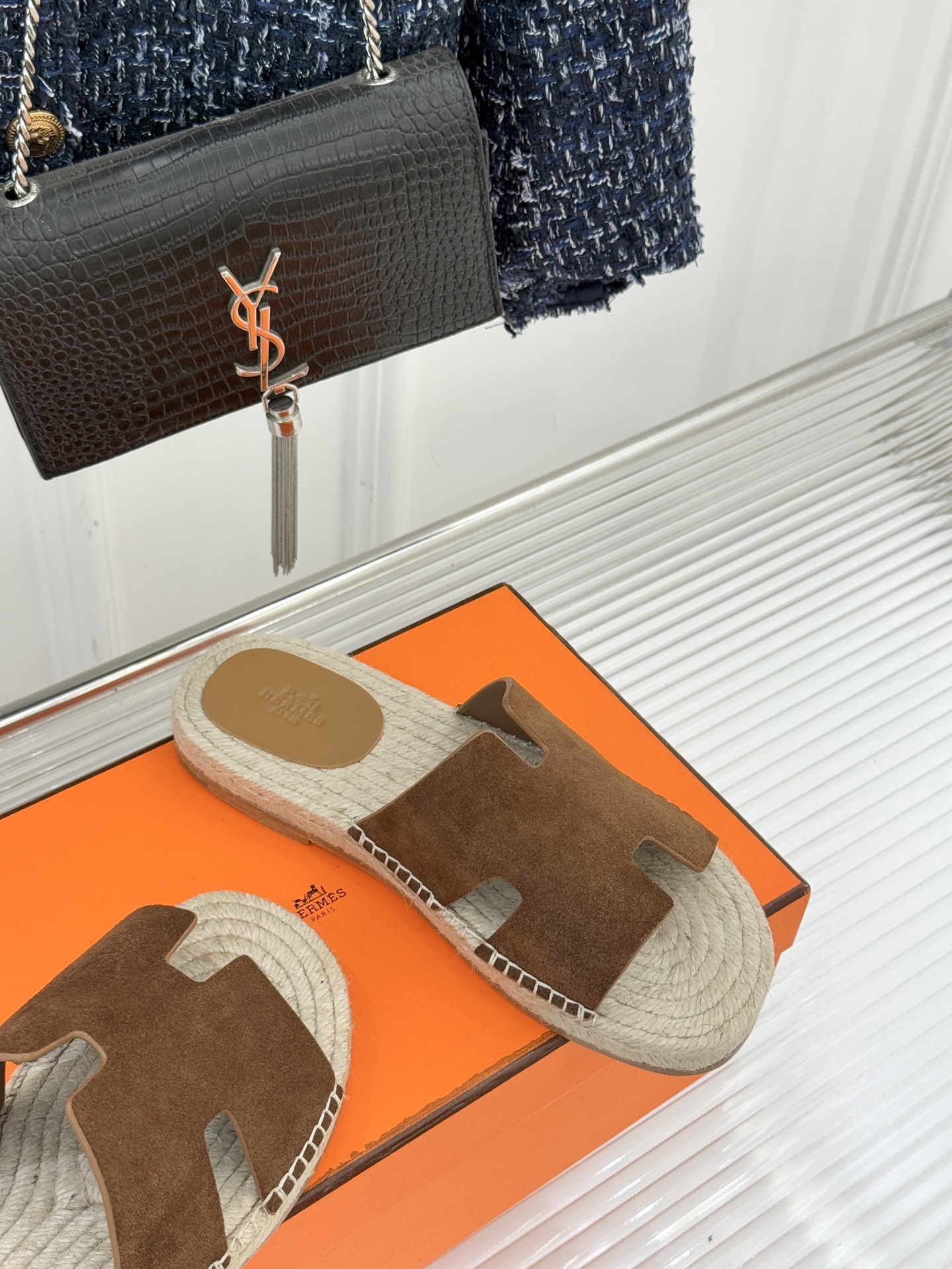 Hermès/爱马仕经典情侣款麻绳底H拖鞋承袭品牌1837年匠艺传承以极简设计诠释永恒优雅。标志性H型镂