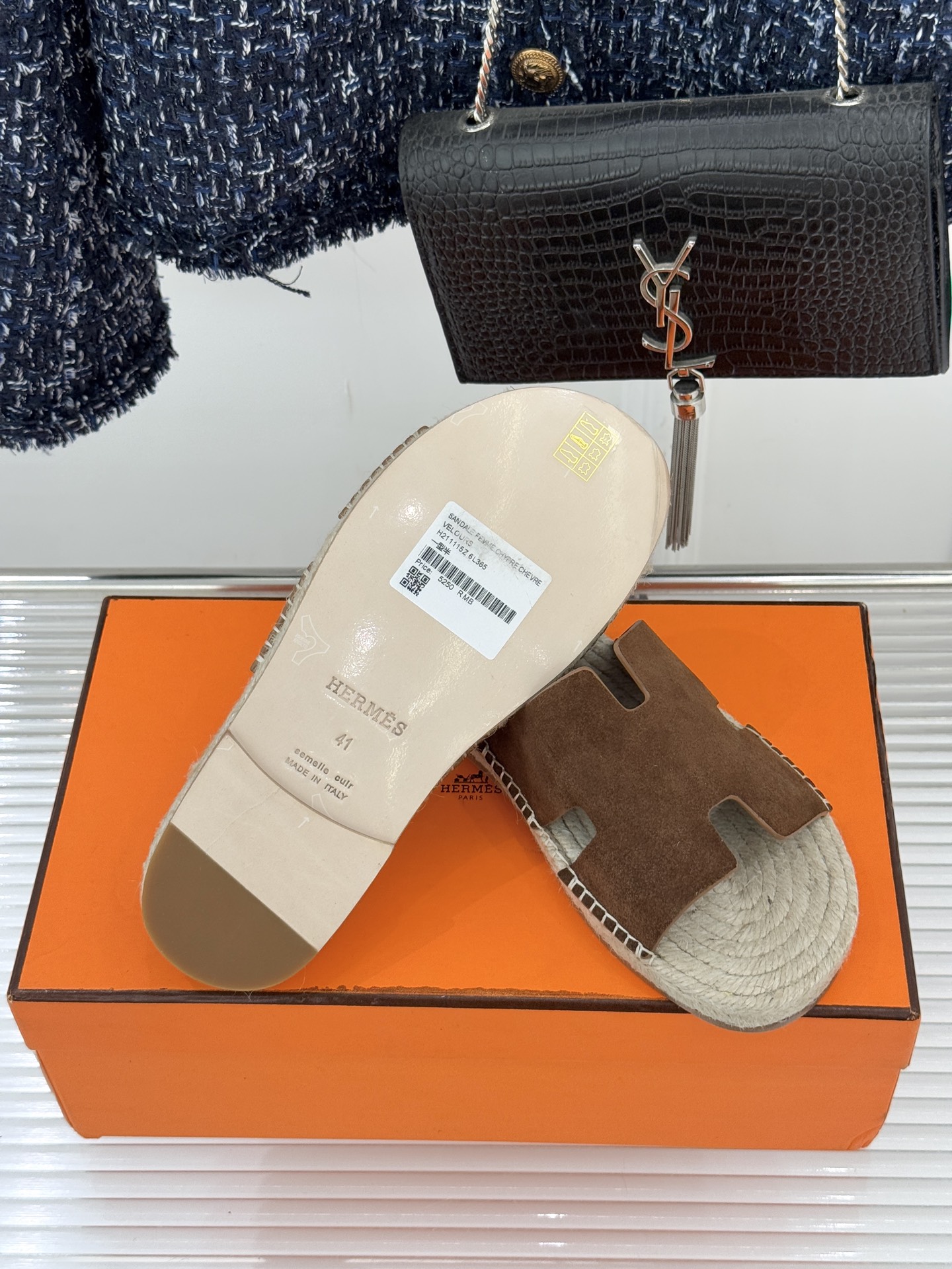 Hermès/爱马仕经典情侣款麻绳底H拖鞋承袭品牌1837年匠艺传承以极简设计诠释永恒优雅。标志性H型镂