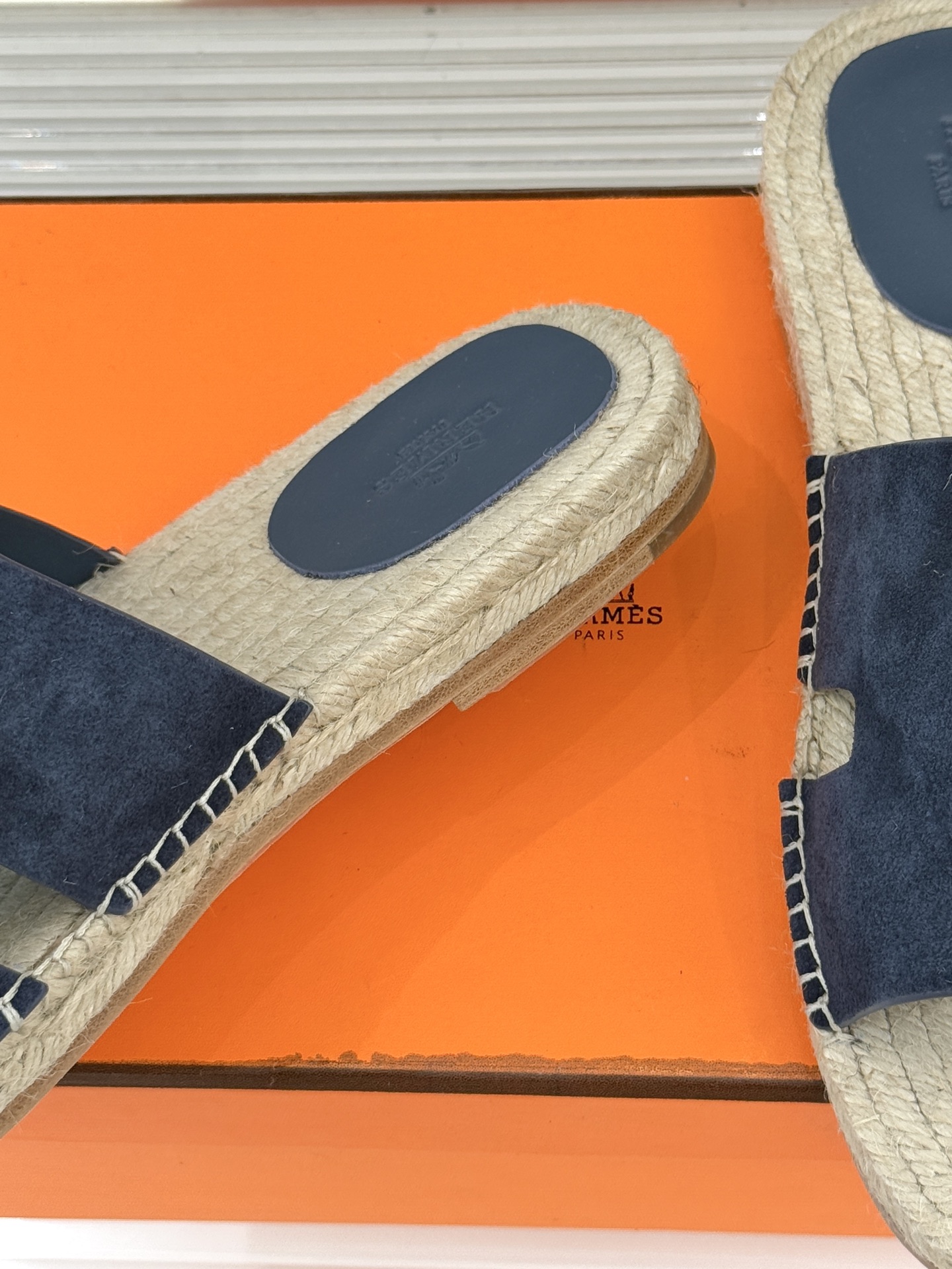 Hermès/爱马仕经典情侣款麻绳底H拖鞋承袭品牌1837年匠艺传承以极简设计诠释永恒优雅。标志性H型镂