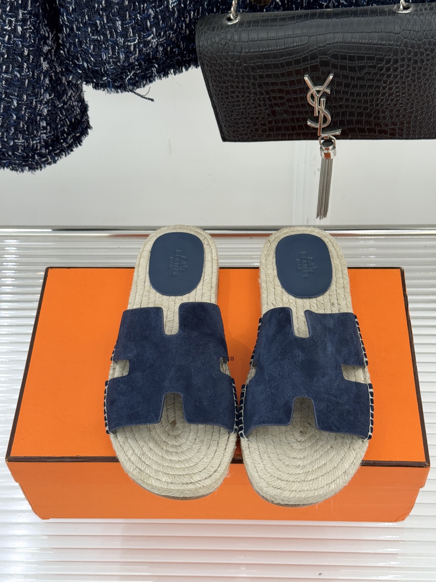 Hermès/爱马仕经典情侣款麻绳底H拖鞋承袭品牌1837年匠艺传承以极简设计诠释永恒优雅。标志性H型镂