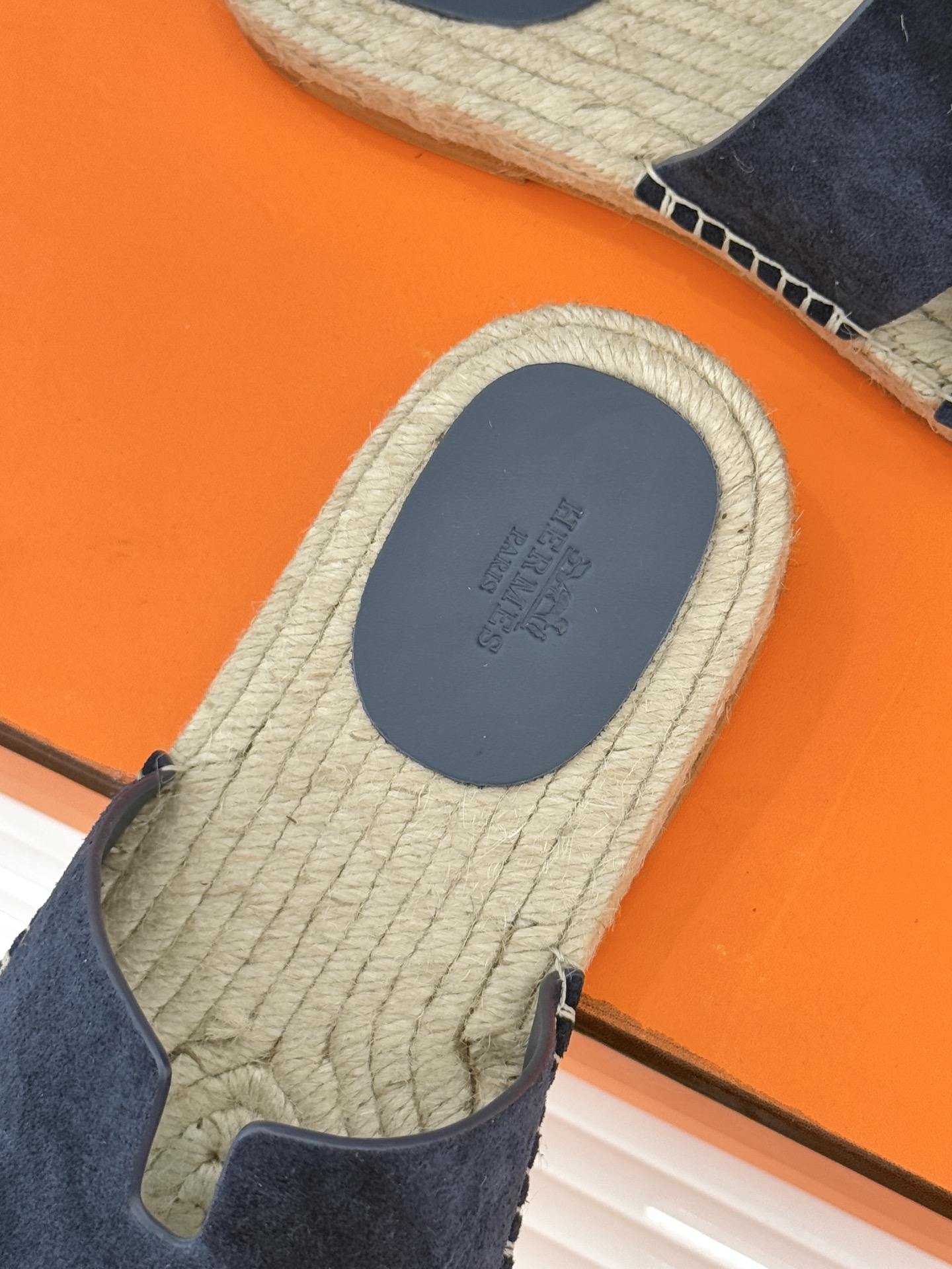 Hermès/爱马仕经典情侣款麻绳底H拖鞋承袭品牌1837年匠艺传承以极简设计诠释永恒优雅。标志性H型镂