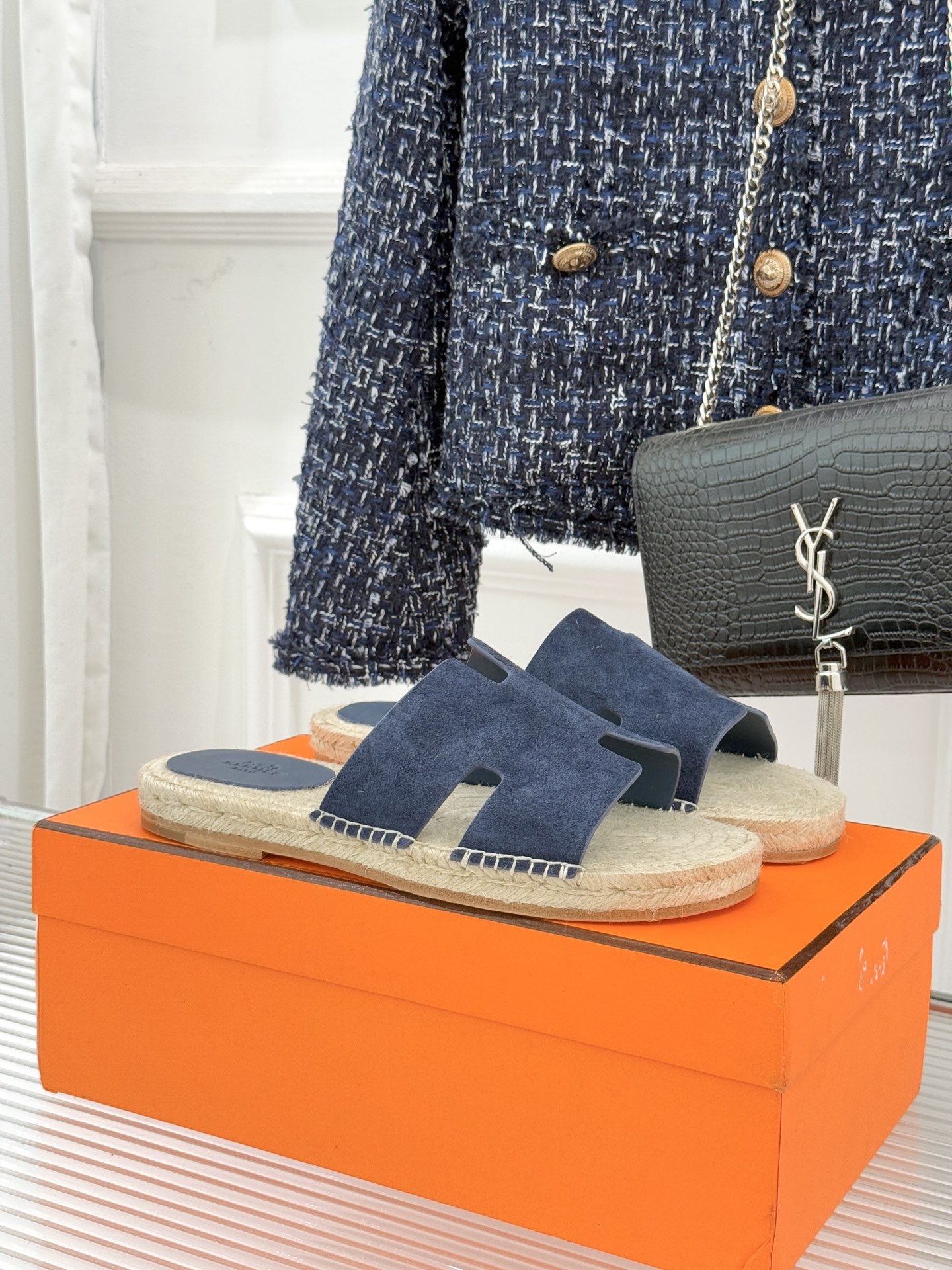 Hermès/爱马仕经典情侣款麻绳底H拖鞋承袭品牌1837年匠艺传承以极简设计诠释永恒优雅。标志性H型镂