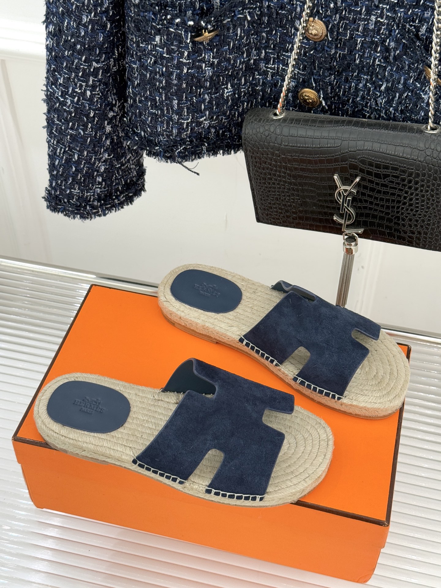 Hermès/爱马仕经典情侣款麻绳底H拖鞋承袭品牌1837年匠艺传承以极简设计诠释永恒优雅。标志性H型镂