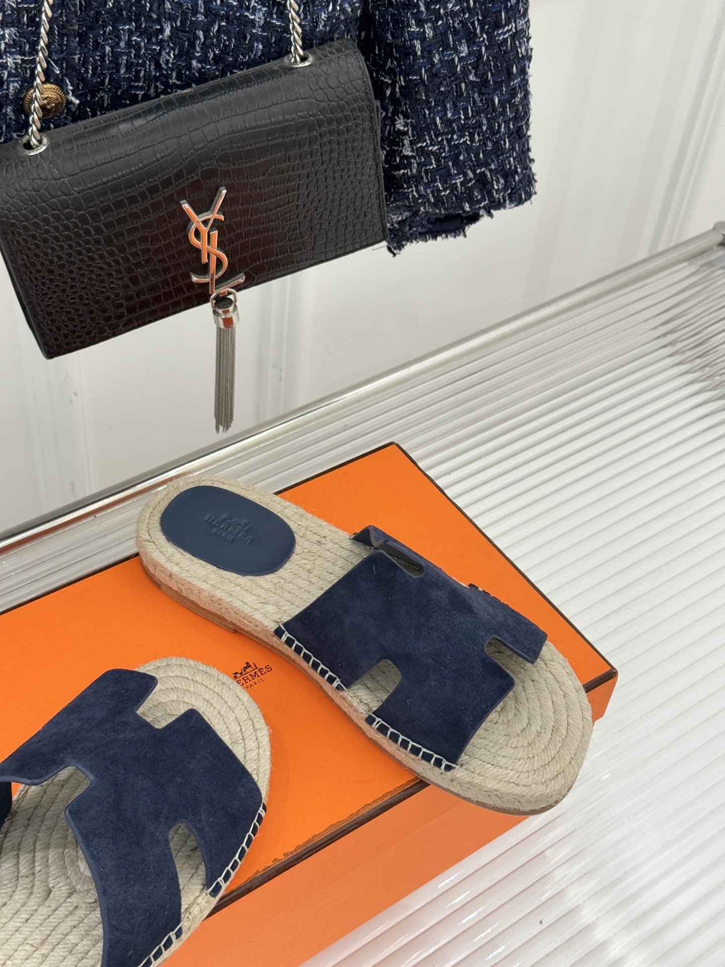 Hermès/爱马仕经典情侣款麻绳底H拖鞋承袭品牌1837年匠艺传承以极简设计诠释永恒优雅。标志性H型镂