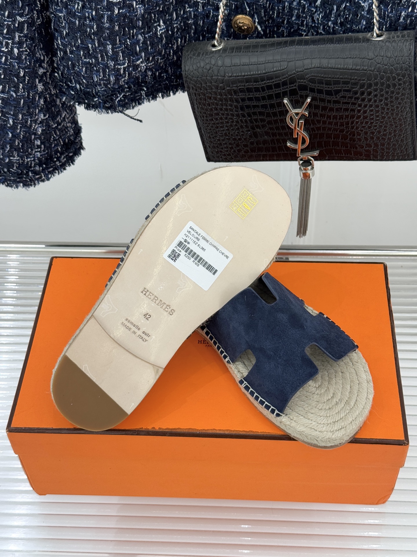 Hermès/爱马仕经典情侣款麻绳底H拖鞋承袭品牌1837年匠艺传承以极简设计诠释永恒优雅。标志性H型镂