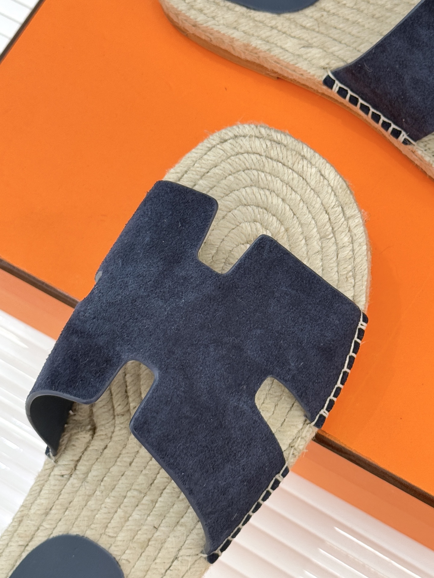 Hermès/爱马仕经典情侣款麻绳底H拖鞋承袭品牌1837年匠艺传承以极简设计诠释永恒优雅。标志性H型镂