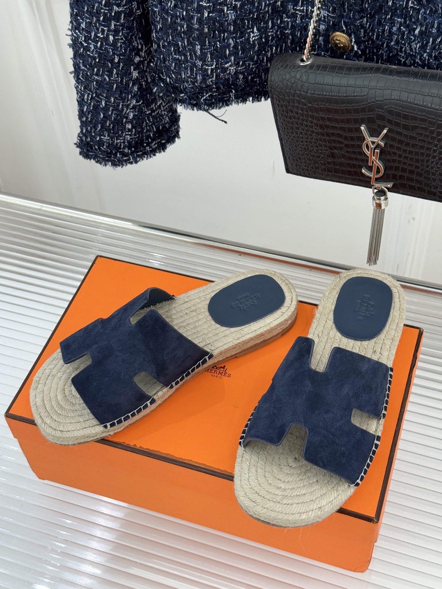 Hermès/爱马仕经典情侣款麻绳底H拖鞋承袭品牌1837年匠艺传承以极简设计诠释永恒优雅。标志性H型镂