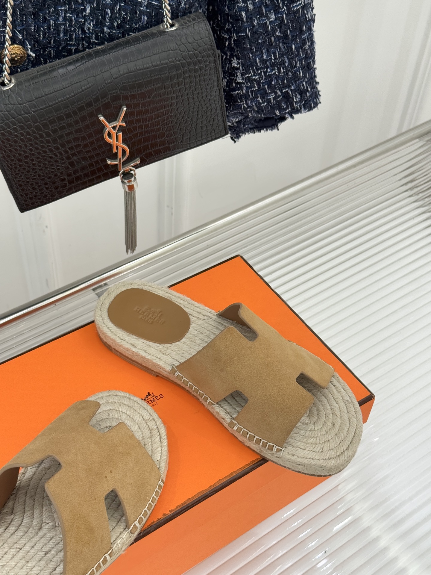 Hermès/爱马仕经典情侣款麻绳底H拖鞋承袭品牌1837年匠艺传承以极简设计诠释永恒优雅。标志性H型镂