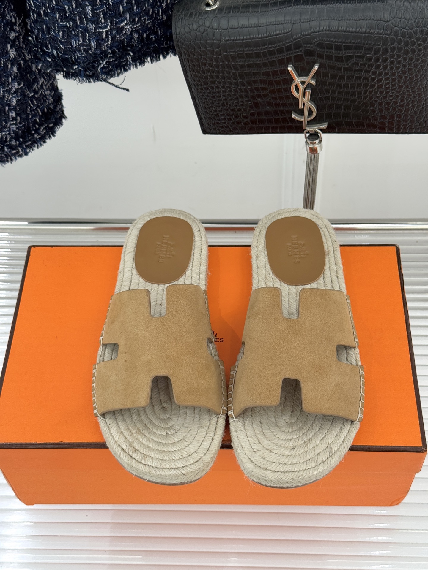Hermès/爱马仕经典情侣款麻绳底H拖鞋承袭品牌1837年匠艺传承以极简设计诠释永恒优雅。标志性H型镂
