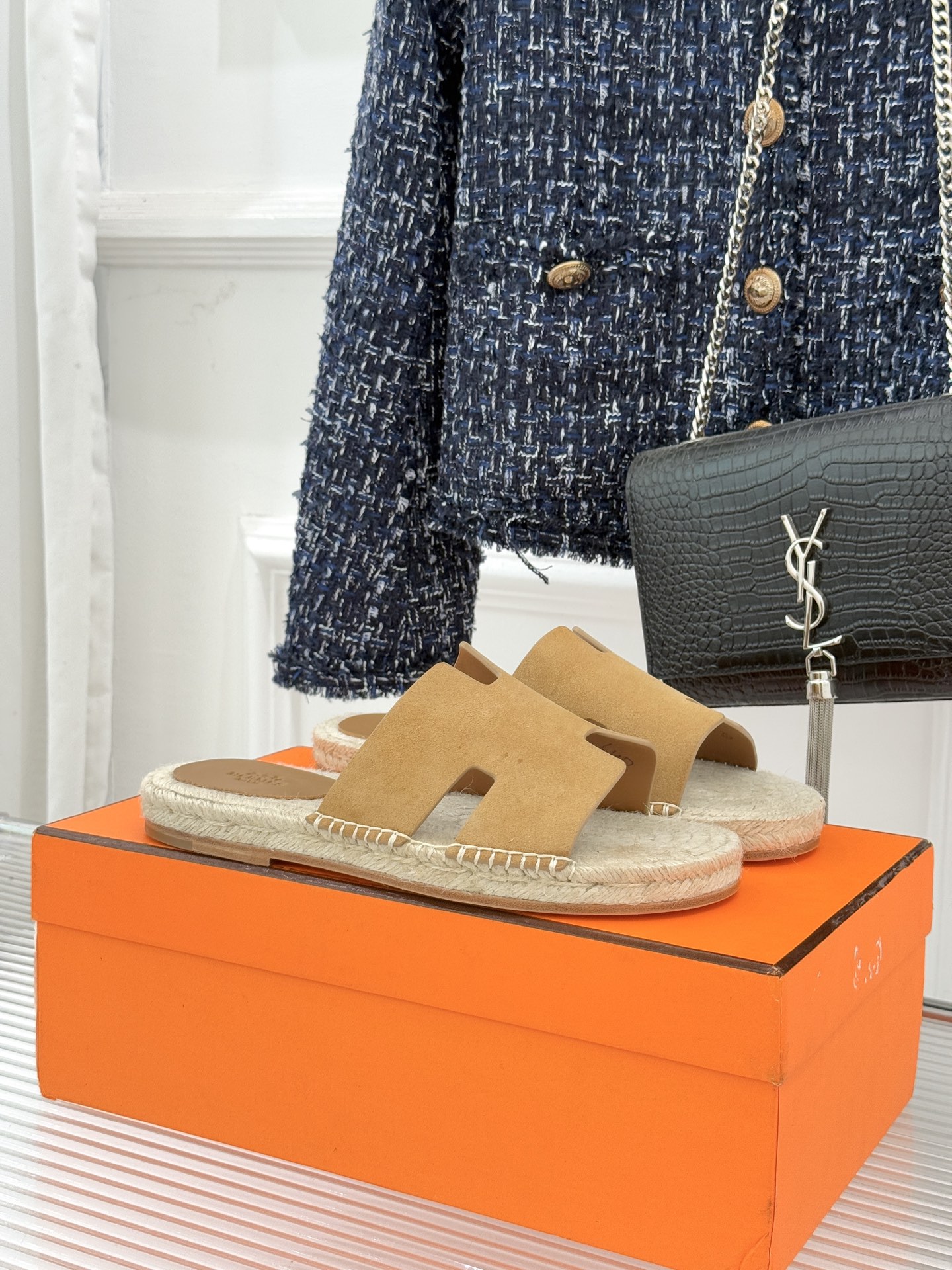 Hermès/爱马仕经典情侣款麻绳底H拖鞋承袭品牌1837年匠艺传承以极简设计诠释永恒优雅。标志性H型镂