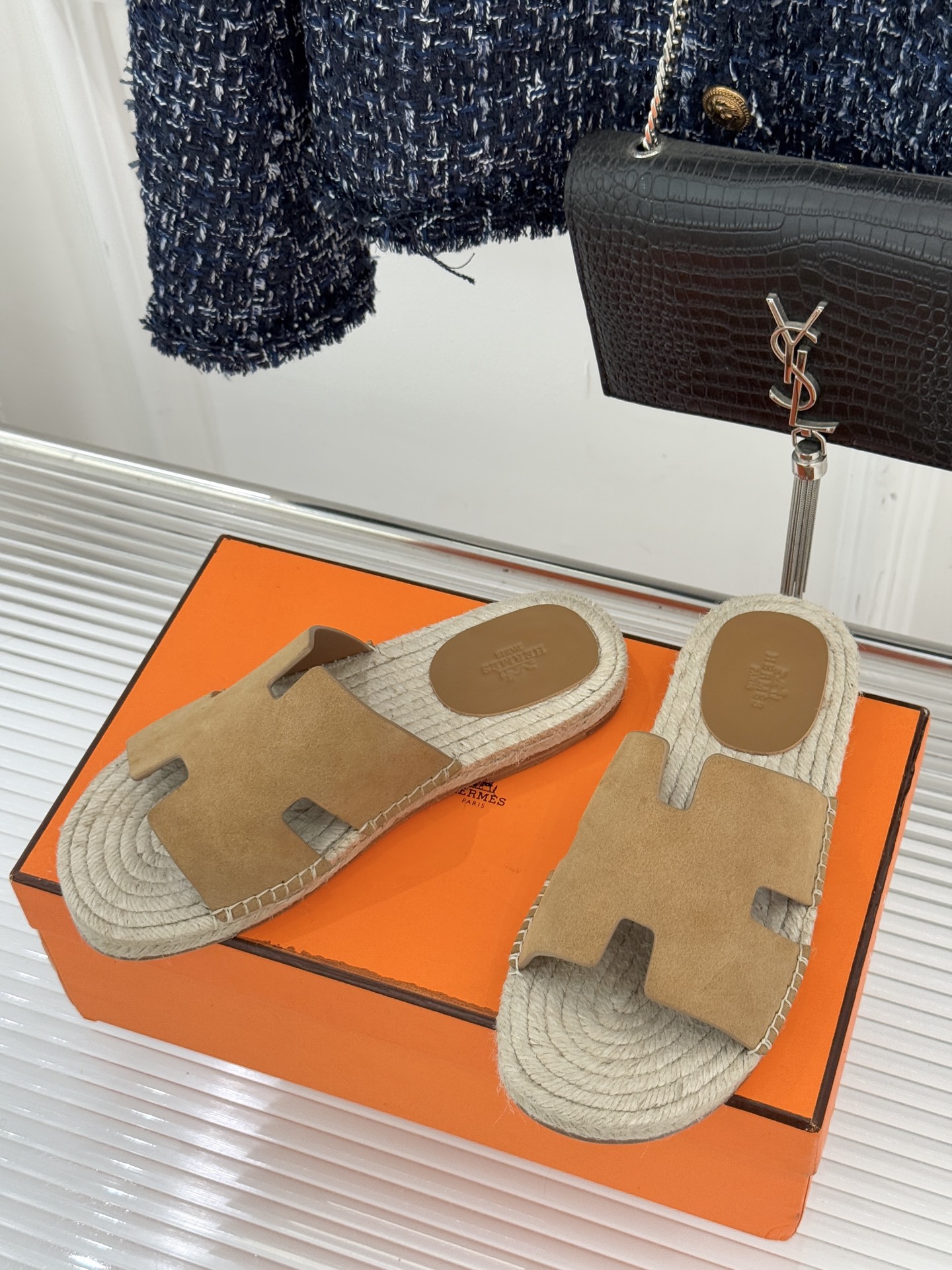 Hermès/爱马仕经典情侣款麻绳底H拖鞋承袭品牌1837年匠艺传承以极简设计诠释永恒优雅。标志性H型镂