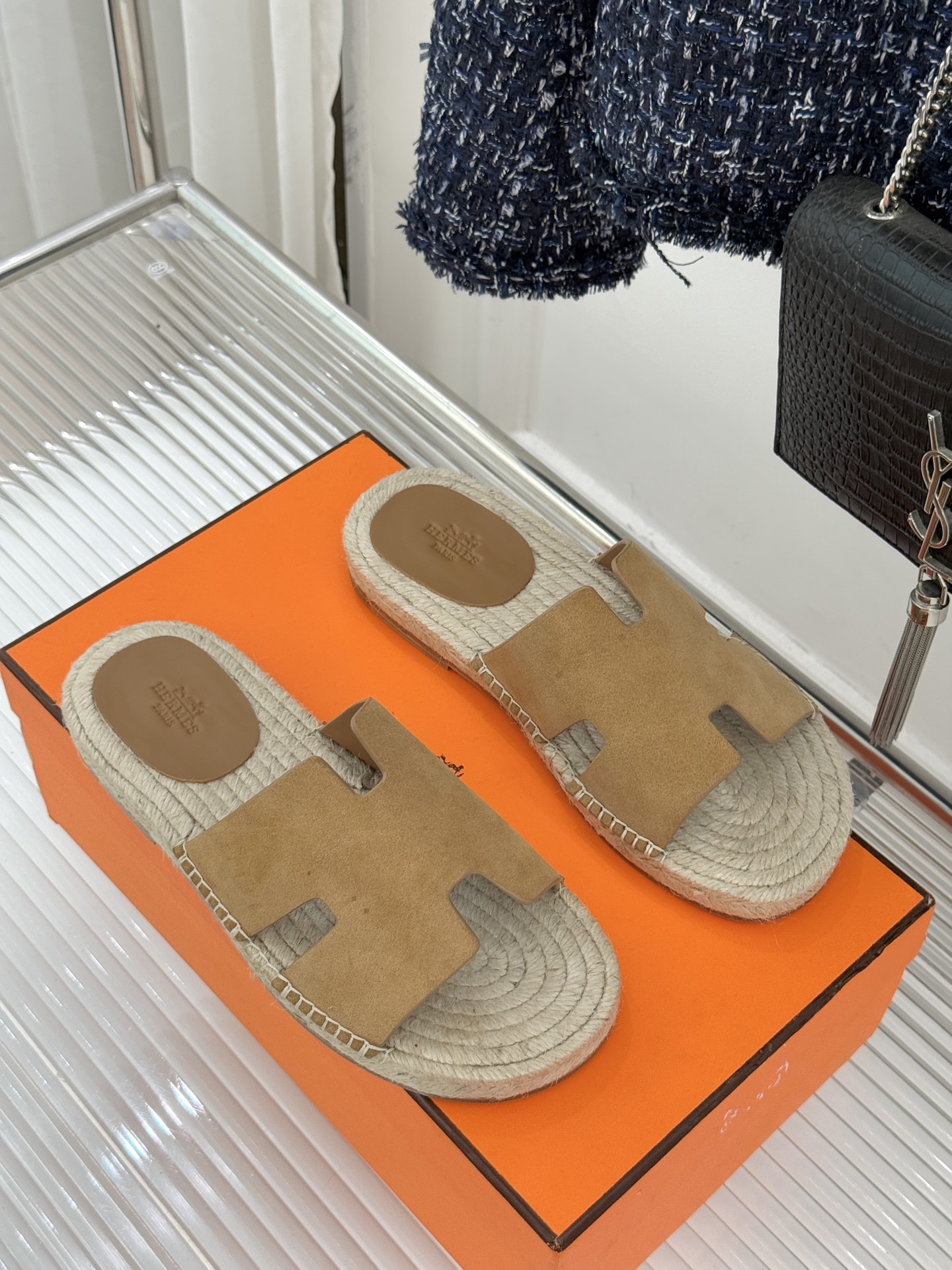 Hermès/爱马仕经典情侣款麻绳底H拖鞋承袭品牌1837年匠艺传承以极简设计诠释永恒优雅。标志性H型镂