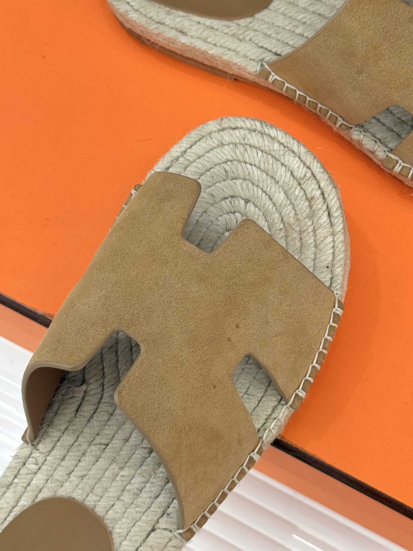 Hermès/爱马仕经典情侣款麻绳底H拖鞋承袭品牌1837年匠艺传承以极简设计诠释永恒优雅。标志性H型镂