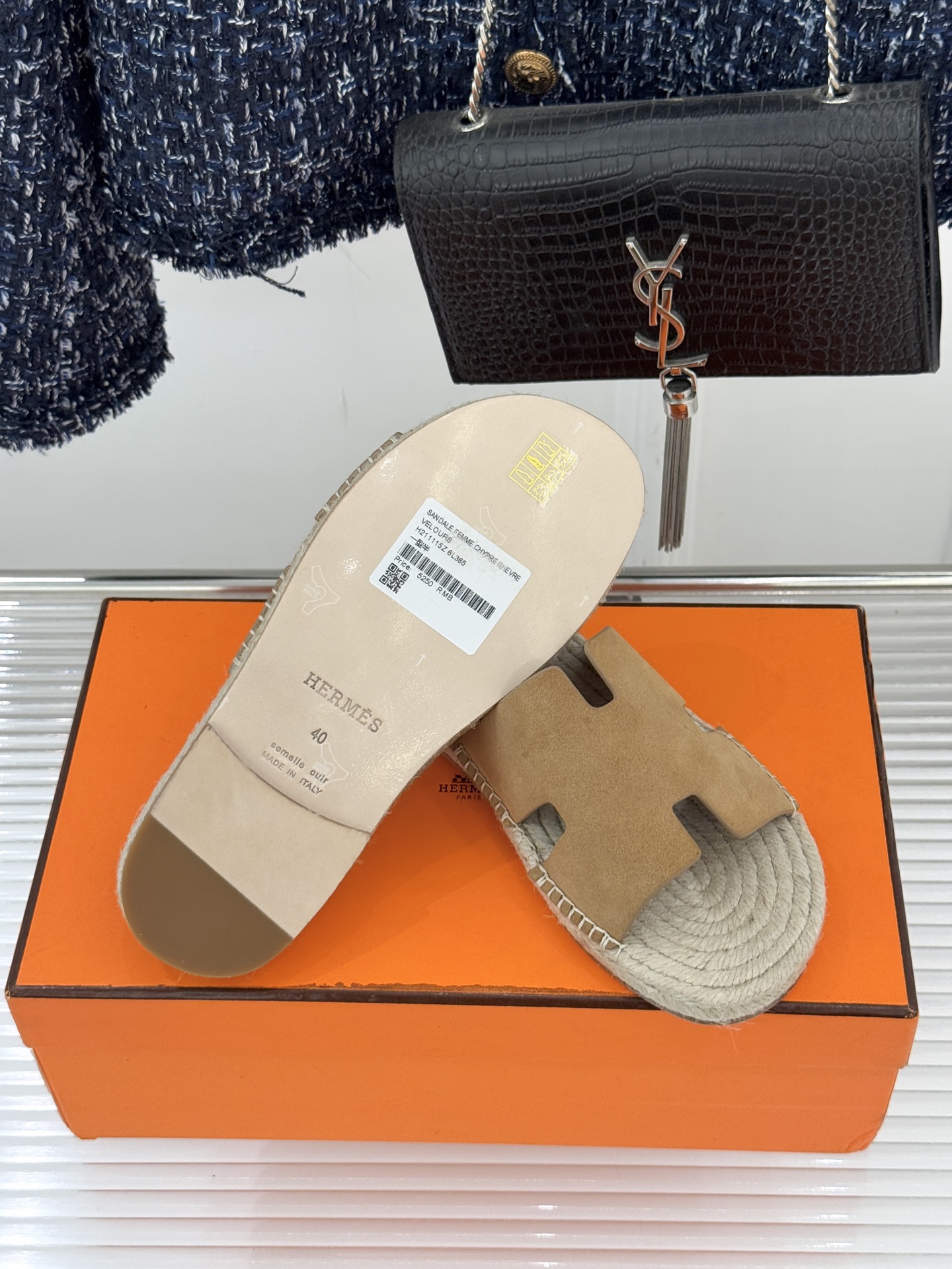 Hermès/爱马仕经典情侣款麻绳底H拖鞋承袭品牌1837年匠艺传承以极简设计诠释永恒优雅。标志性H型镂