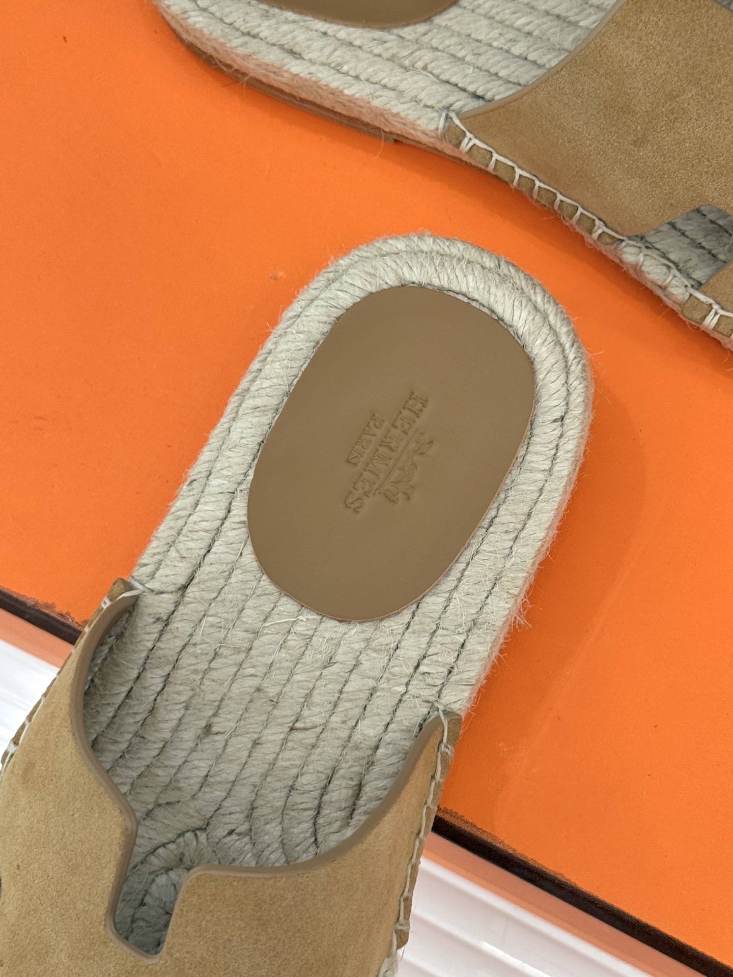 Hermès/爱马仕经典情侣款麻绳底H拖鞋承袭品牌1837年匠艺传承以极简设计诠释永恒优雅。标志性H型镂