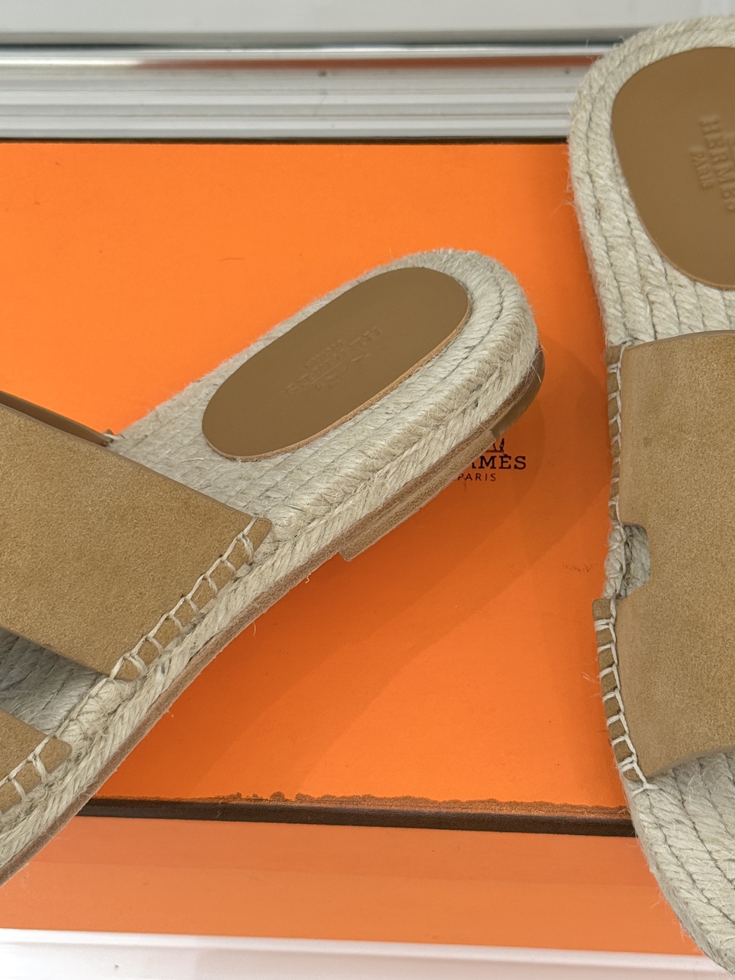 Hermès/爱马仕经典情侣款麻绳底H拖鞋承袭品牌1837年匠艺传承以极简设计诠释永恒优雅。标志性H型镂