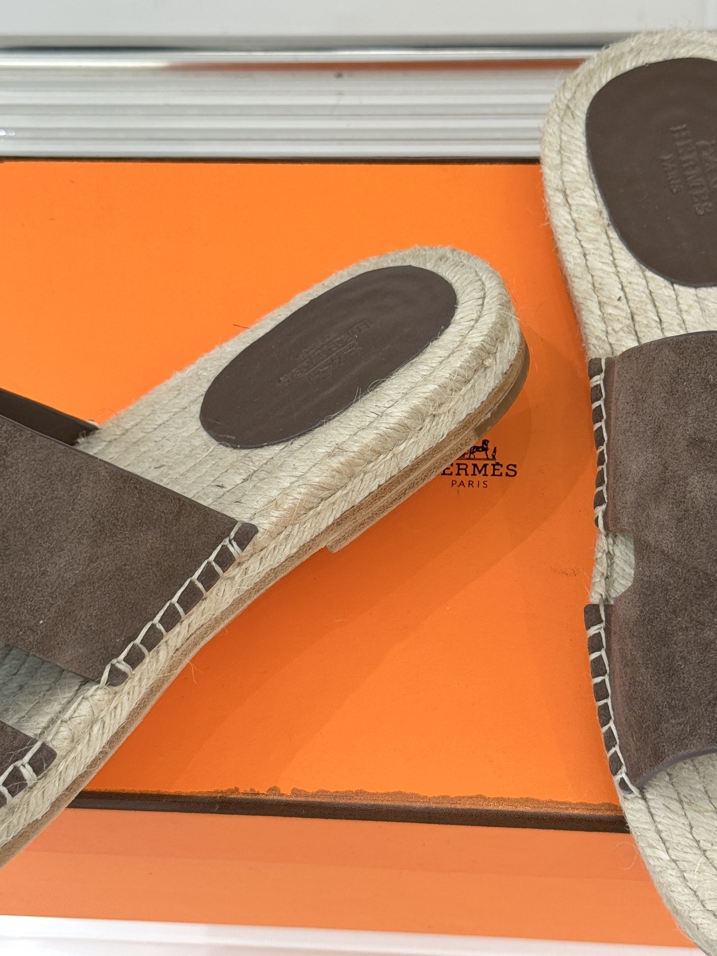 Hermès/爱马仕经典情侣款麻绳底H拖鞋承袭品牌1837年匠艺传承以极简设计诠释永恒优雅。标志性H型镂