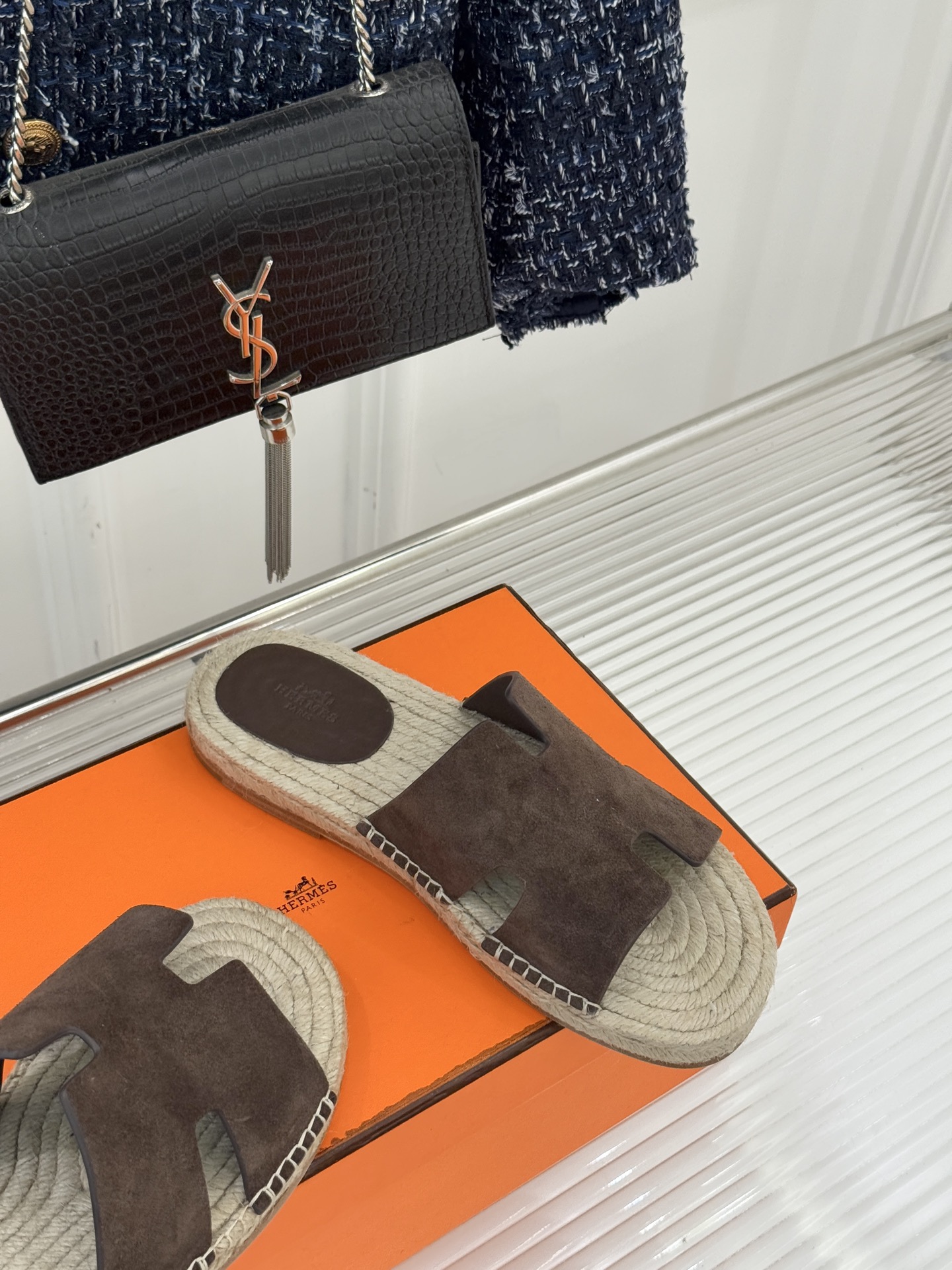 Hermès/爱马仕经典情侣款麻绳底H拖鞋承袭品牌1837年匠艺传承以极简设计诠释永恒优雅。标志性H型镂