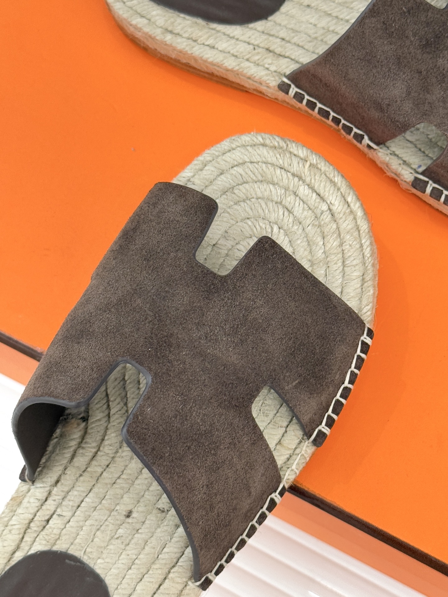 Hermès/爱马仕经典情侣款麻绳底H拖鞋承袭品牌1837年匠艺传承以极简设计诠释永恒优雅。标志性H型镂