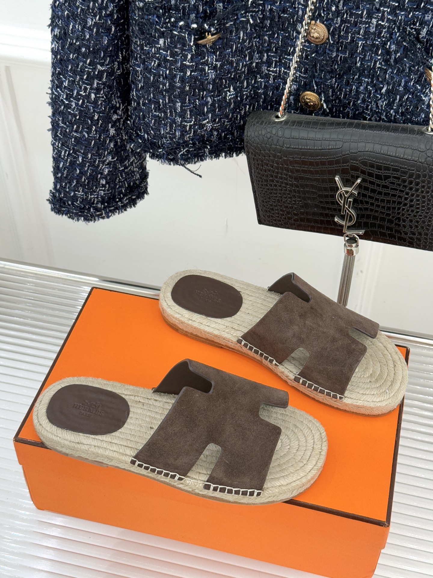 Hermès/爱马仕经典情侣款麻绳底H拖鞋承袭品牌1837年匠艺传承以极简设计诠释永恒优雅。标志性H型镂