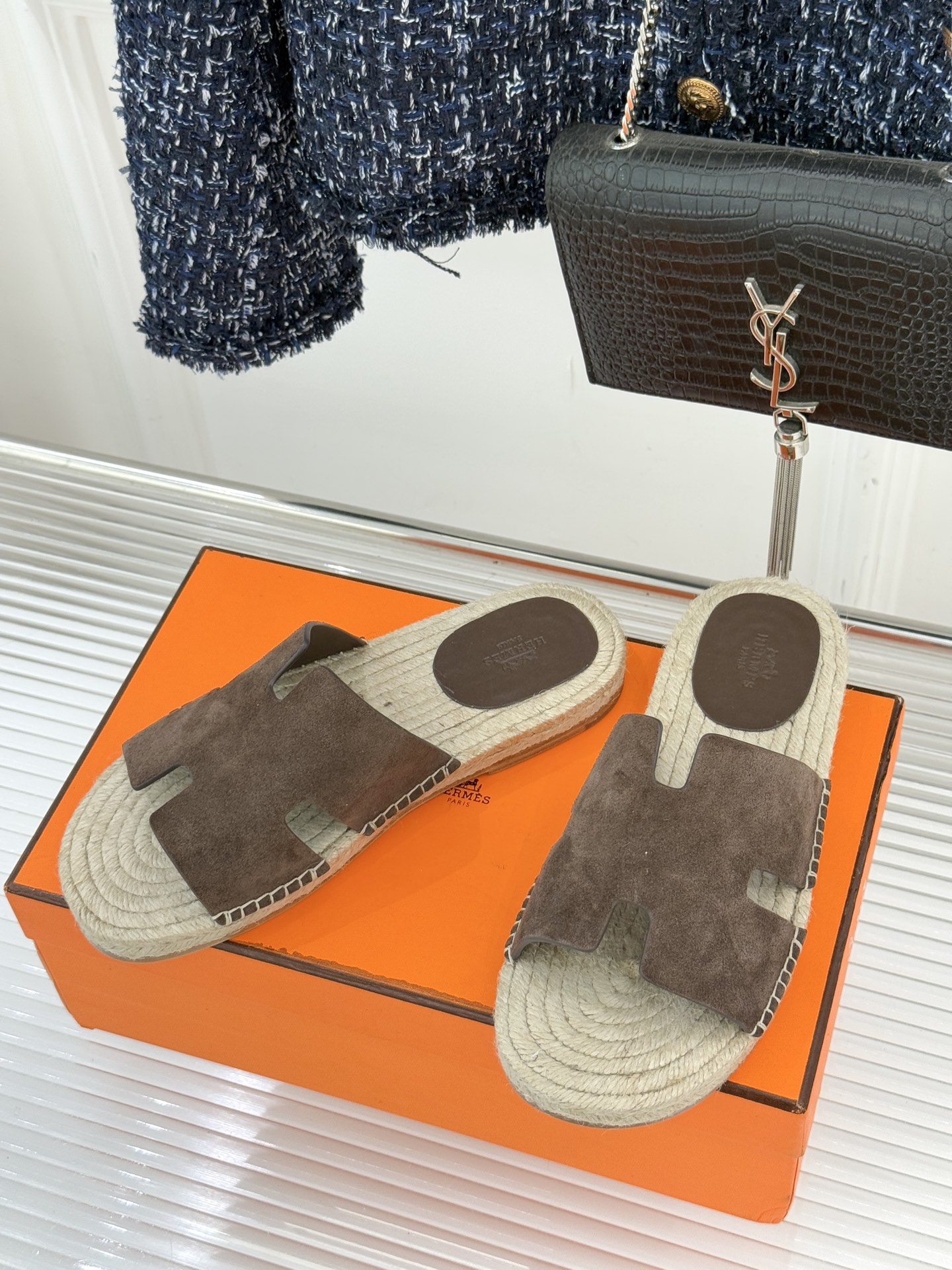 Hermès/爱马仕经典情侣款麻绳底H拖鞋承袭品牌1837年匠艺传承以极简设计诠释永恒优雅。标志性H型镂