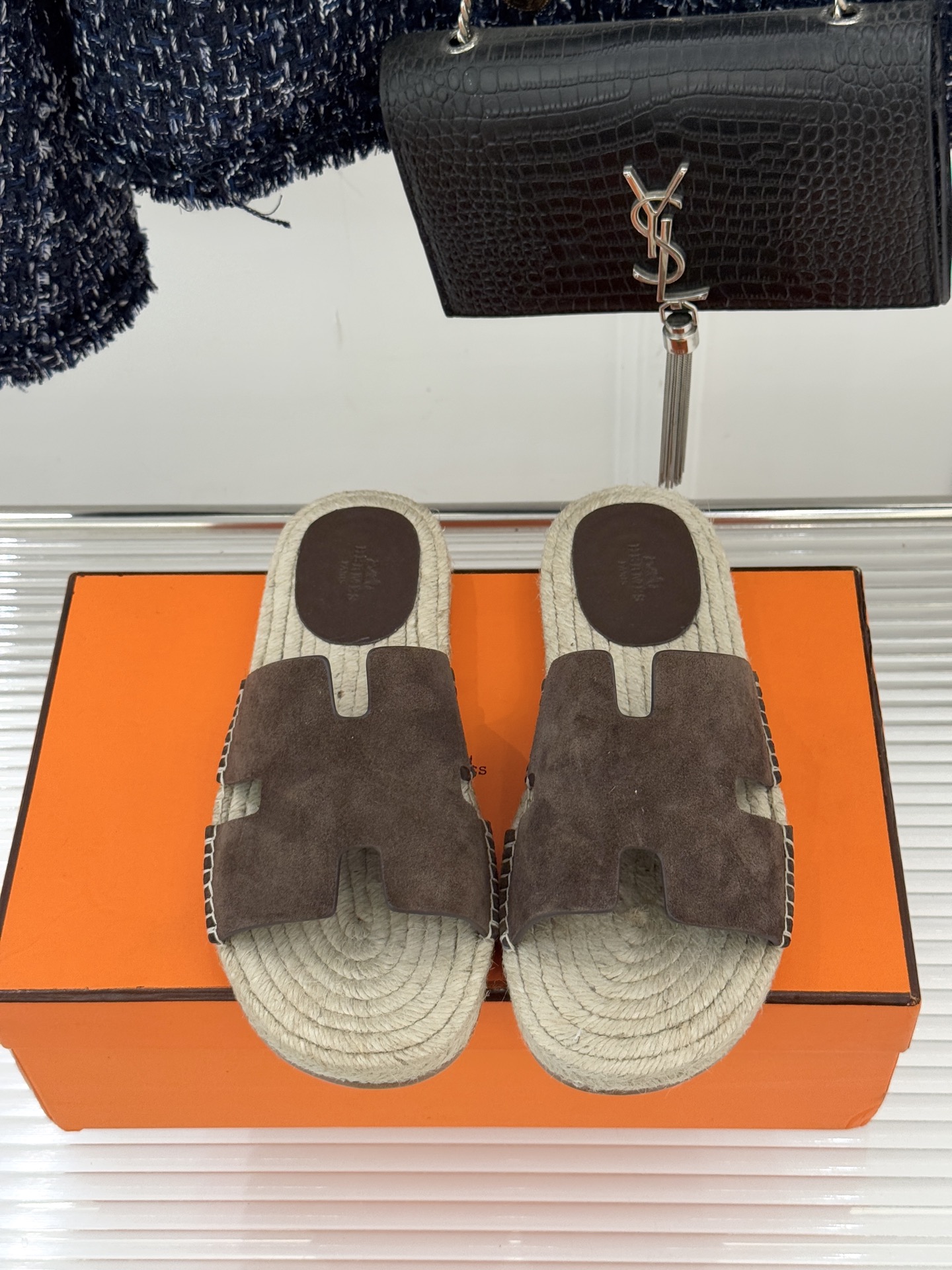 Hermès/爱马仕经典情侣款麻绳底H拖鞋承袭品牌1837年匠艺传承以极简设计诠释永恒优雅。标志性H型镂