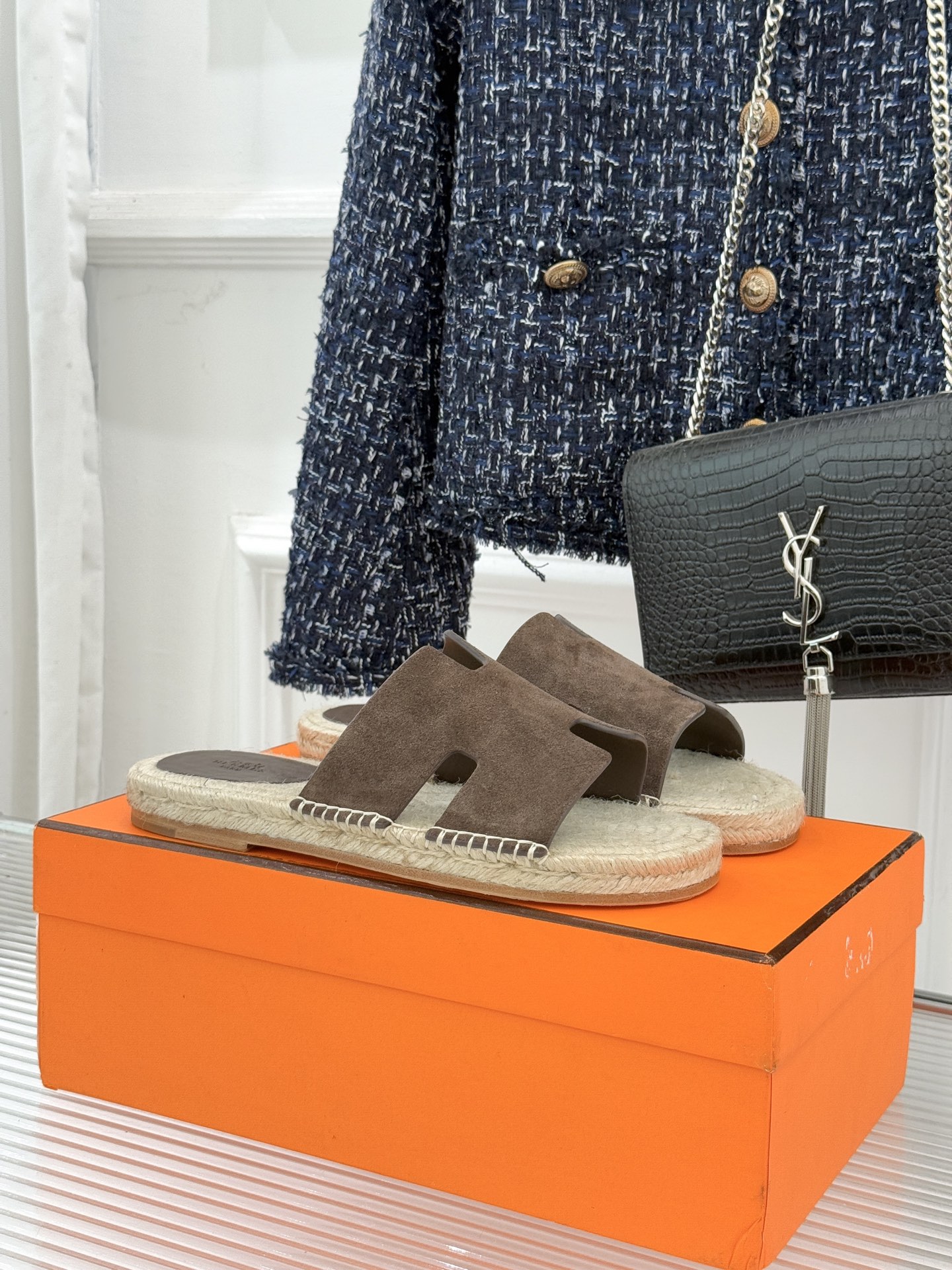 Hermès/爱马仕经典情侣款麻绳底H拖鞋承袭品牌1837年匠艺传承以极简设计诠释永恒优雅。标志性H型镂