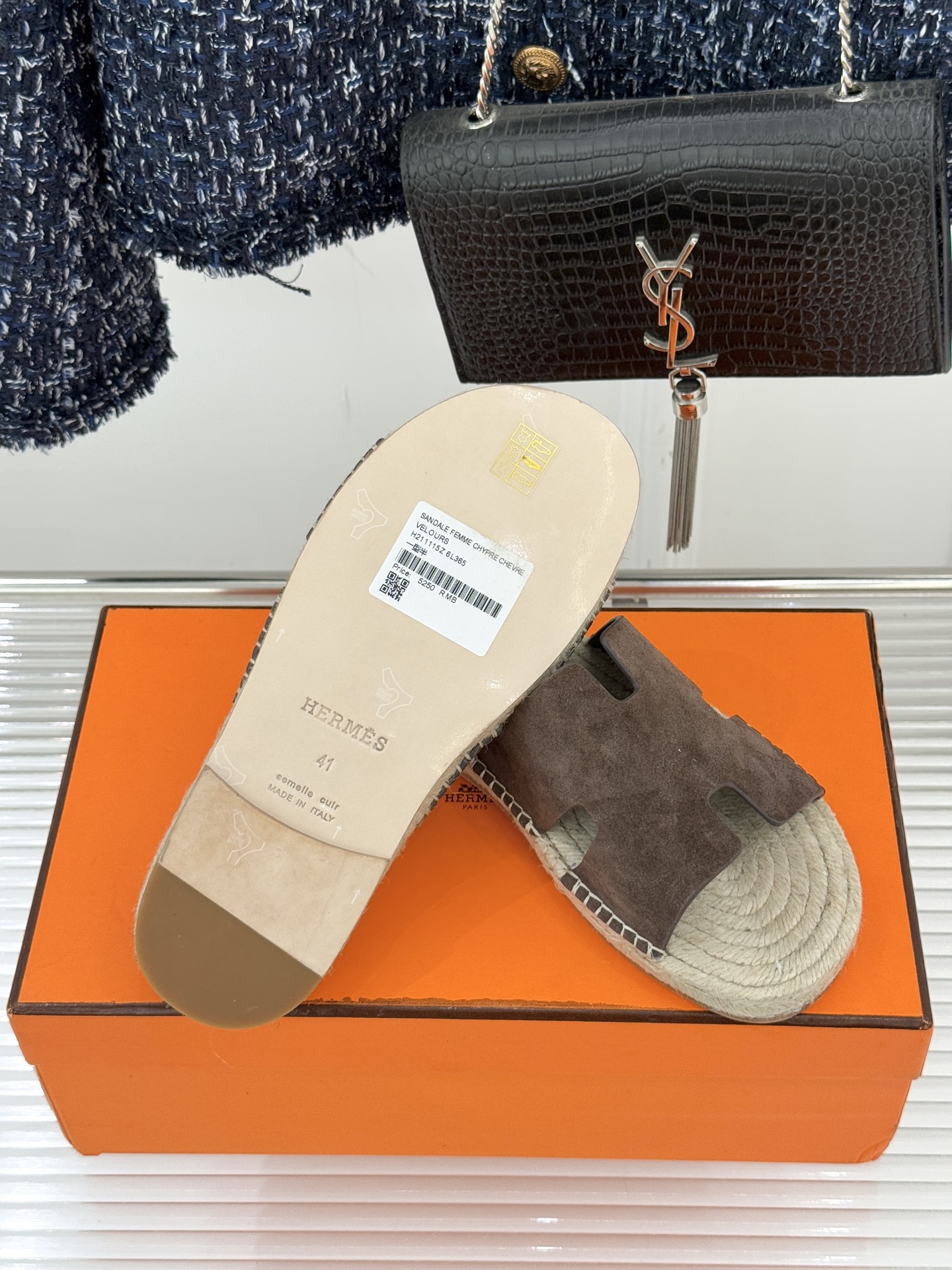 Hermès/爱马仕经典情侣款麻绳底H拖鞋承袭品牌1837年匠艺传承以极简设计诠释永恒优雅。标志性H型镂