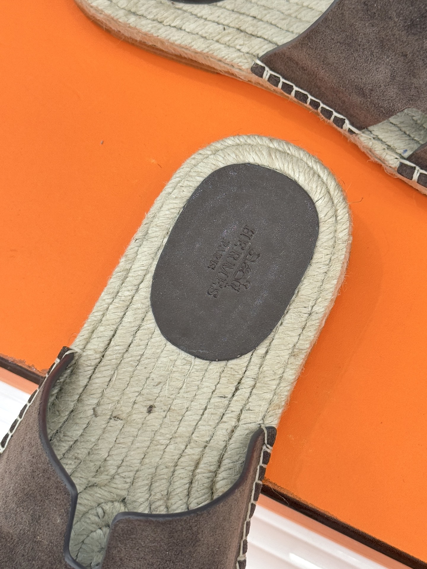 Hermès/爱马仕经典情侣款麻绳底H拖鞋承袭品牌1837年匠艺传承以极简设计诠释永恒优雅。标志性H型镂