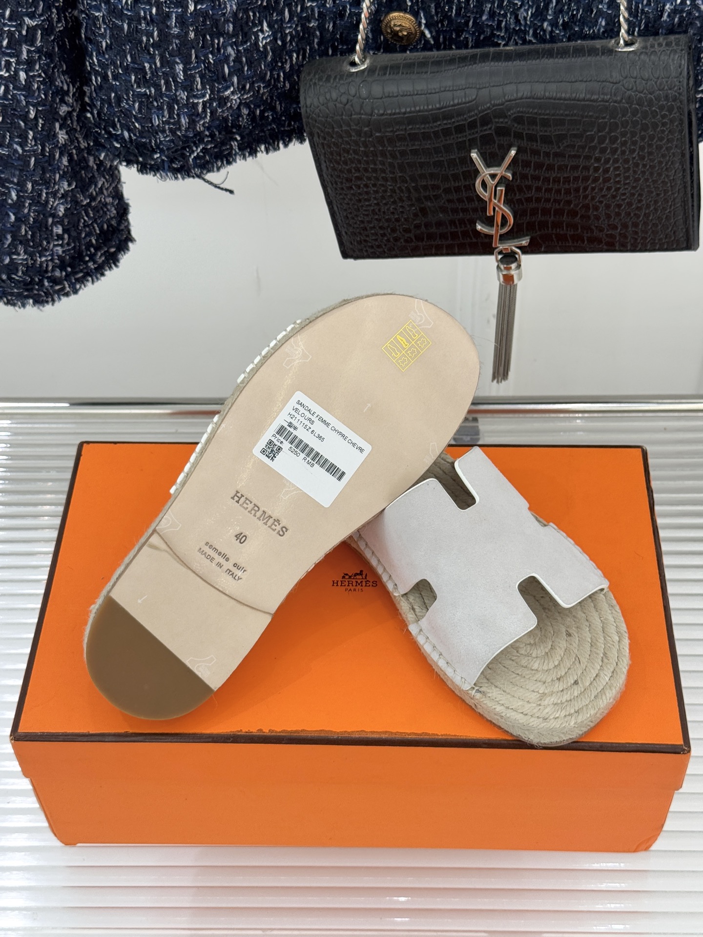 Hermès/爱马仕经典情侣款麻绳底H拖鞋承袭品牌1837年匠艺传承以极简设计诠释永恒优雅。标志性H型镂