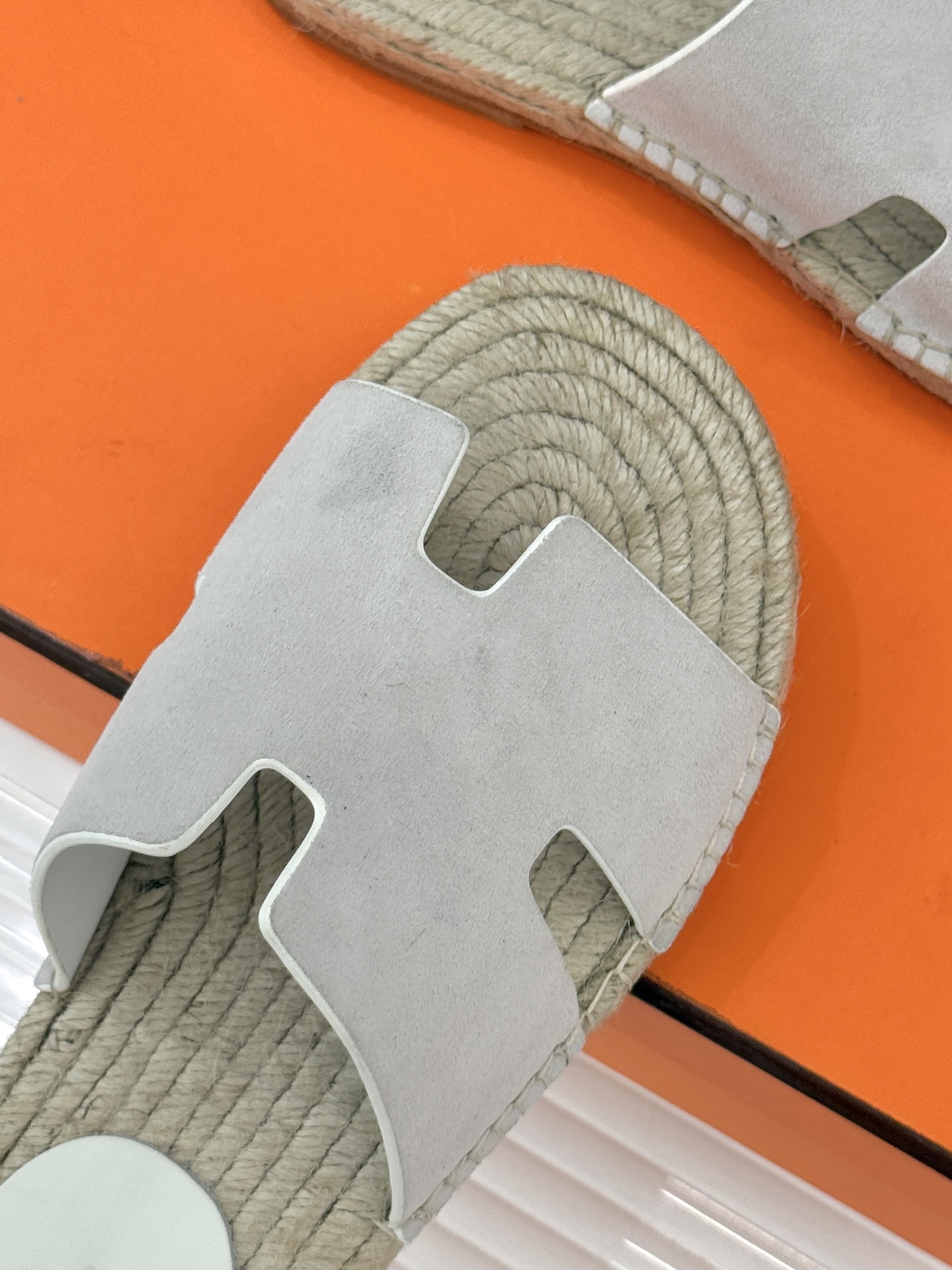 Hermès/爱马仕经典情侣款麻绳底H拖鞋承袭品牌1837年匠艺传承以极简设计诠释永恒优雅。标志性H型镂