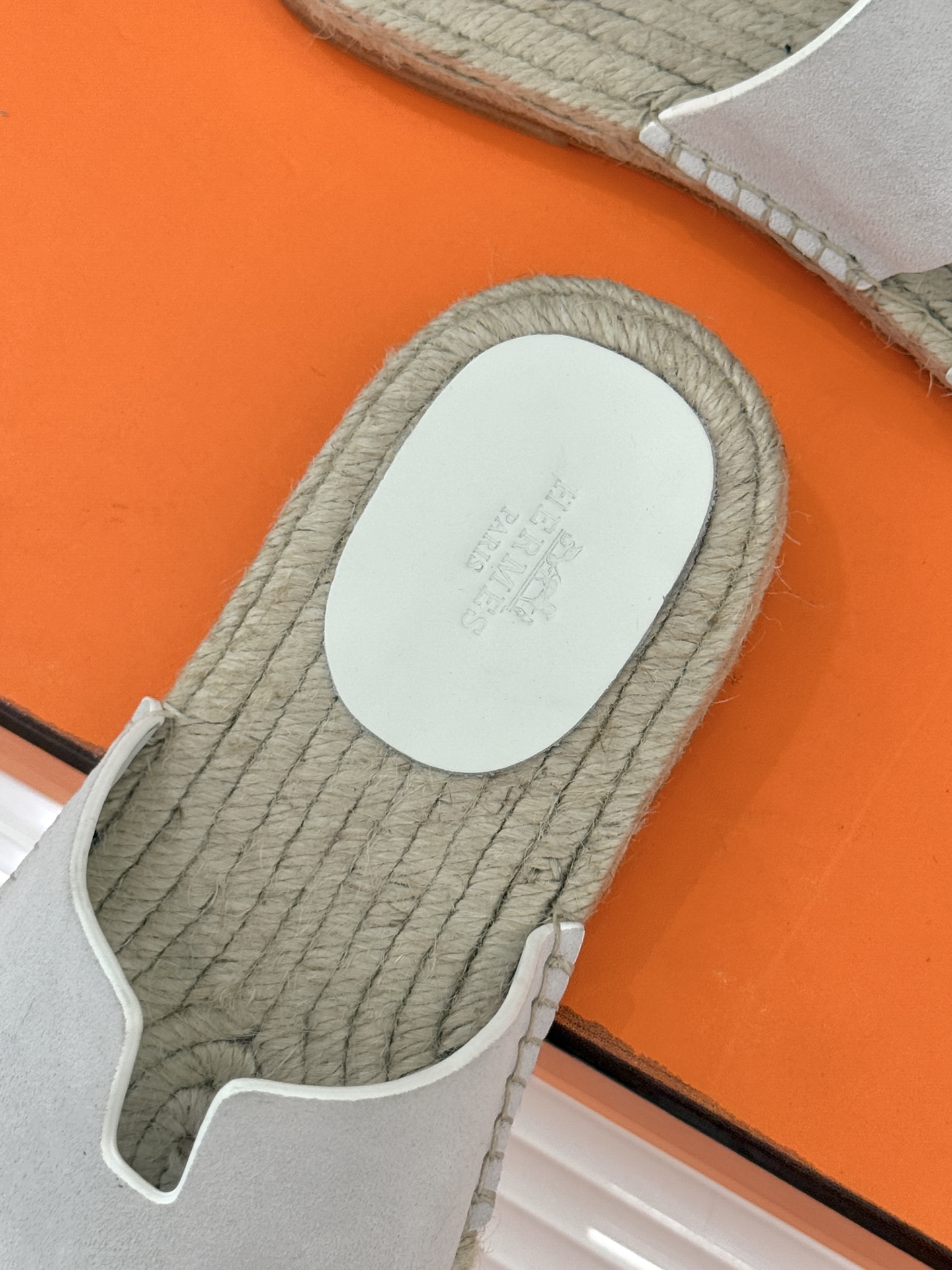 Hermès/爱马仕经典情侣款麻绳底H拖鞋承袭品牌1837年匠艺传承以极简设计诠释永恒优雅。标志性H型镂