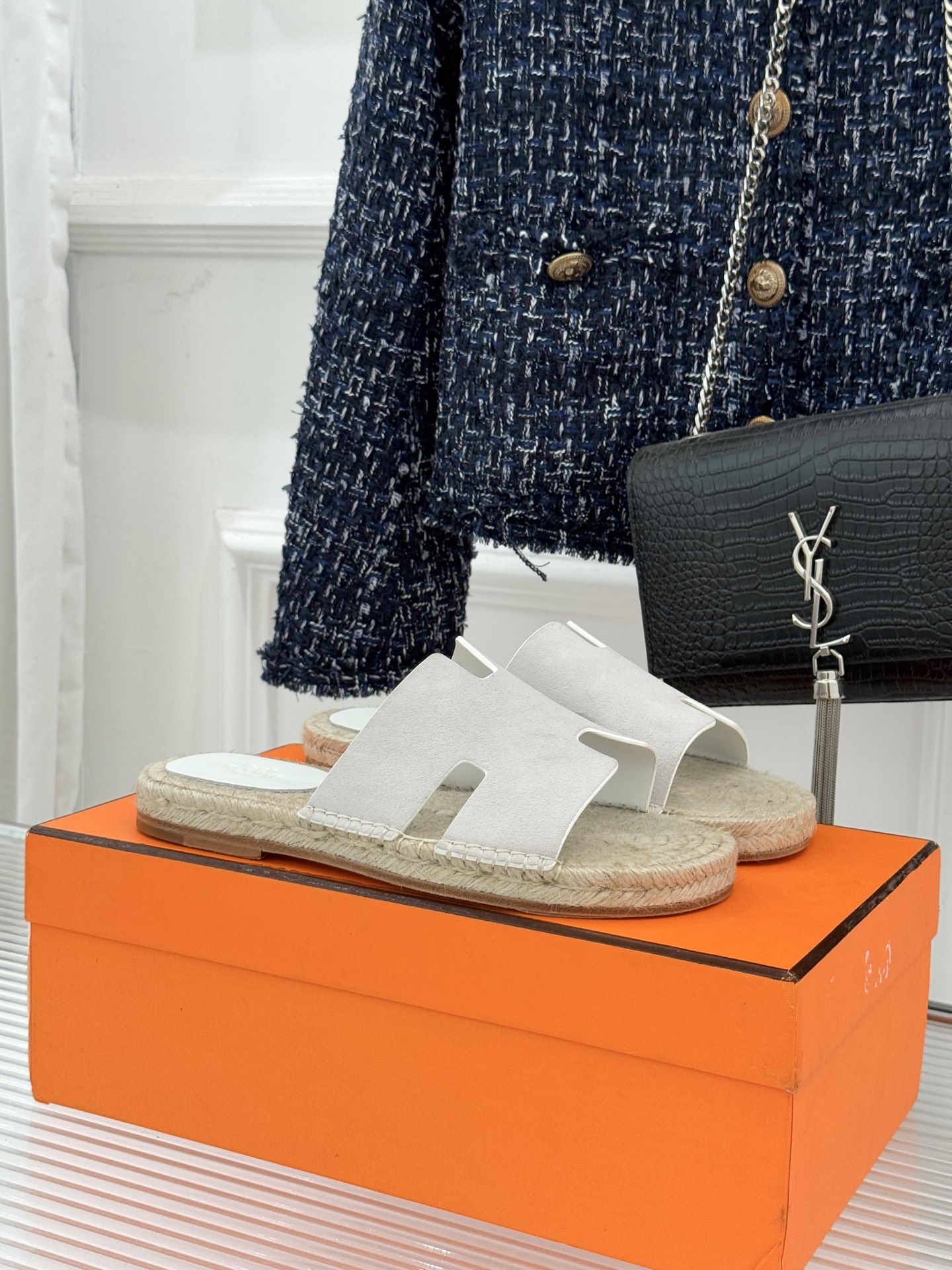 Hermès/爱马仕经典情侣款麻绳底H拖鞋承袭品牌1837年匠艺传承以极简设计诠释永恒优雅。标志性H型镂