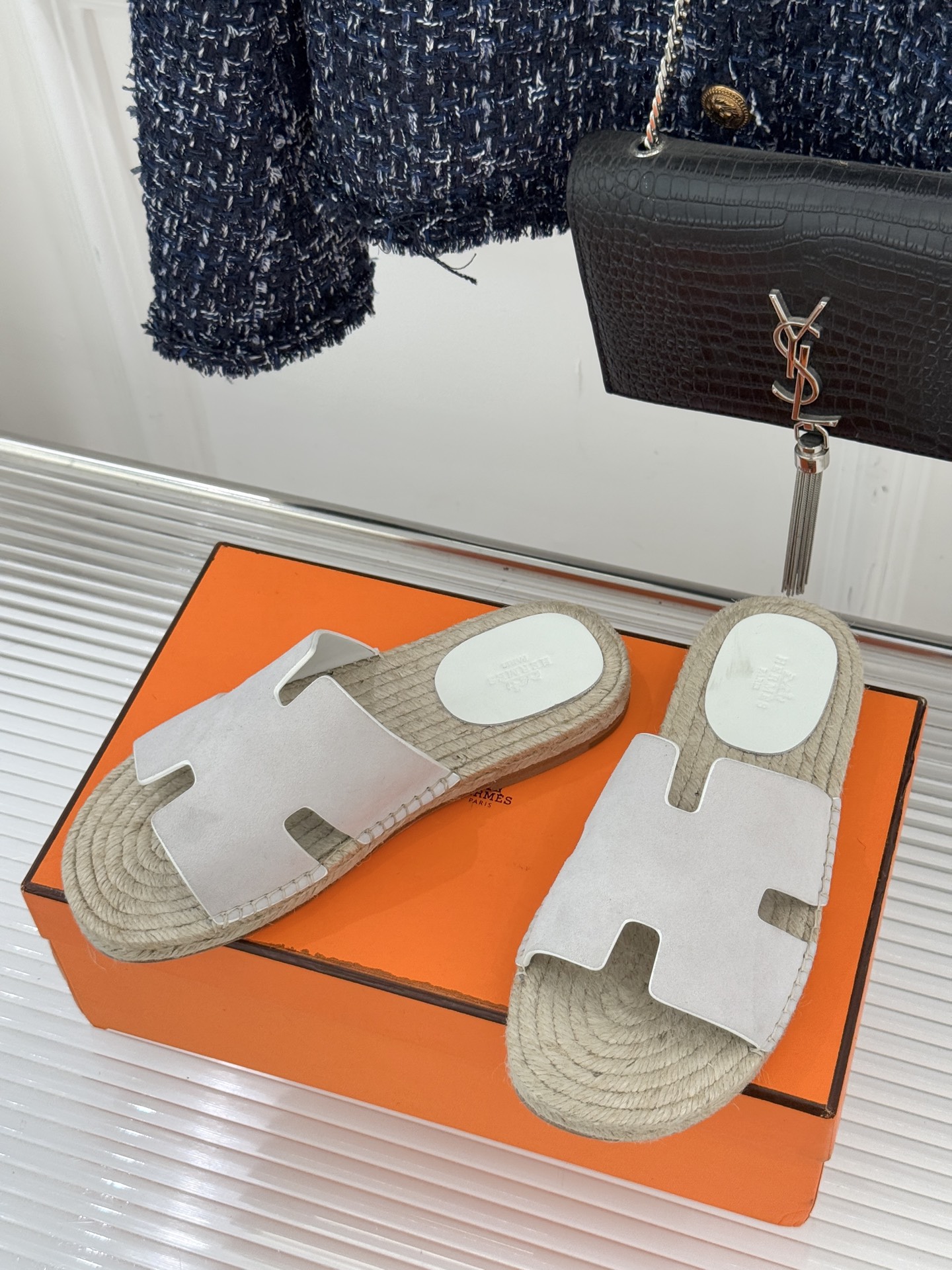 Hermès/爱马仕经典情侣款麻绳底H拖鞋承袭品牌1837年匠艺传承以极简设计诠释永恒优雅。标志性H型镂