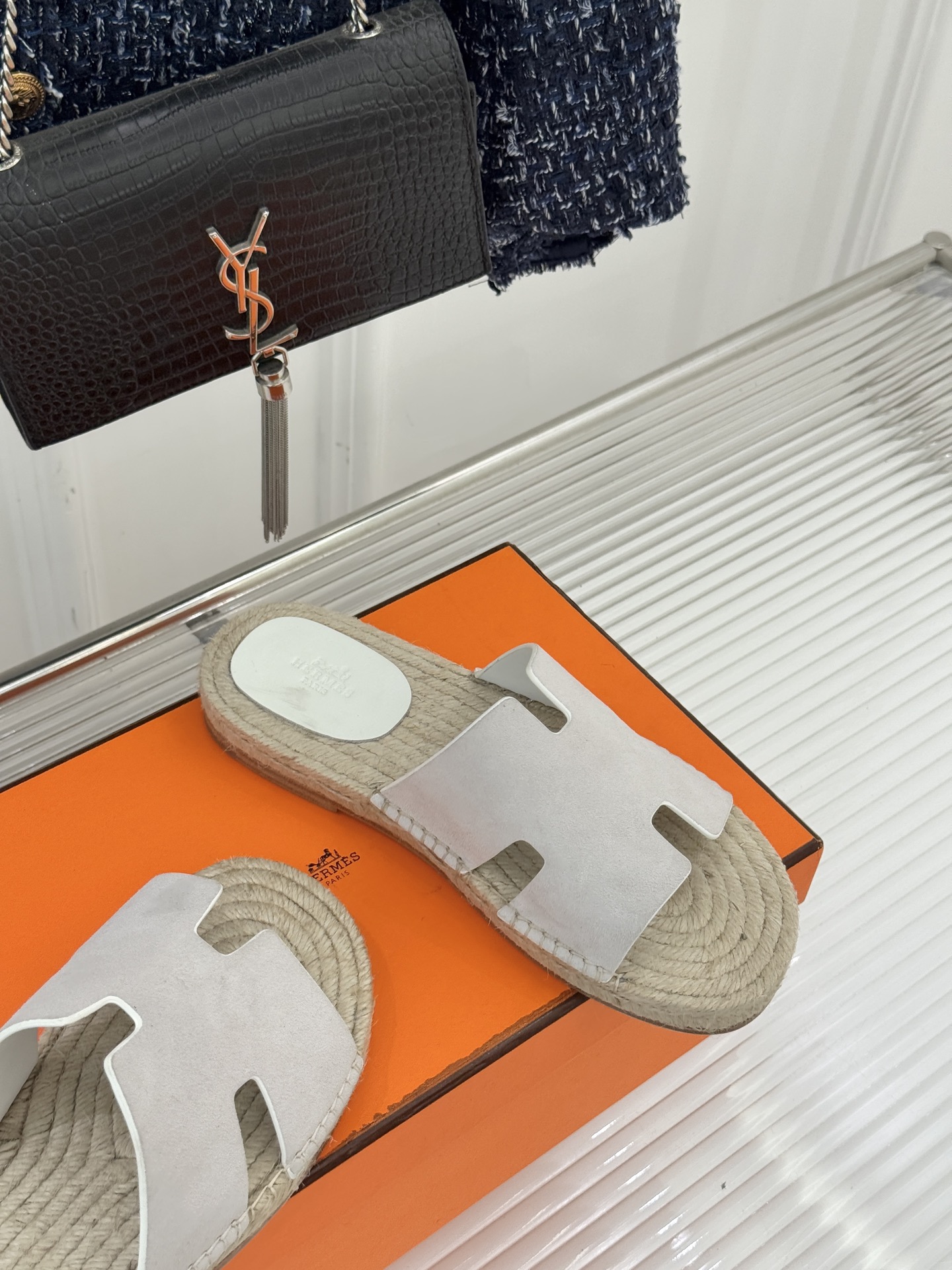 Hermès/爱马仕经典情侣款麻绳底H拖鞋承袭品牌1837年匠艺传承以极简设计诠释永恒优雅。标志性H型镂