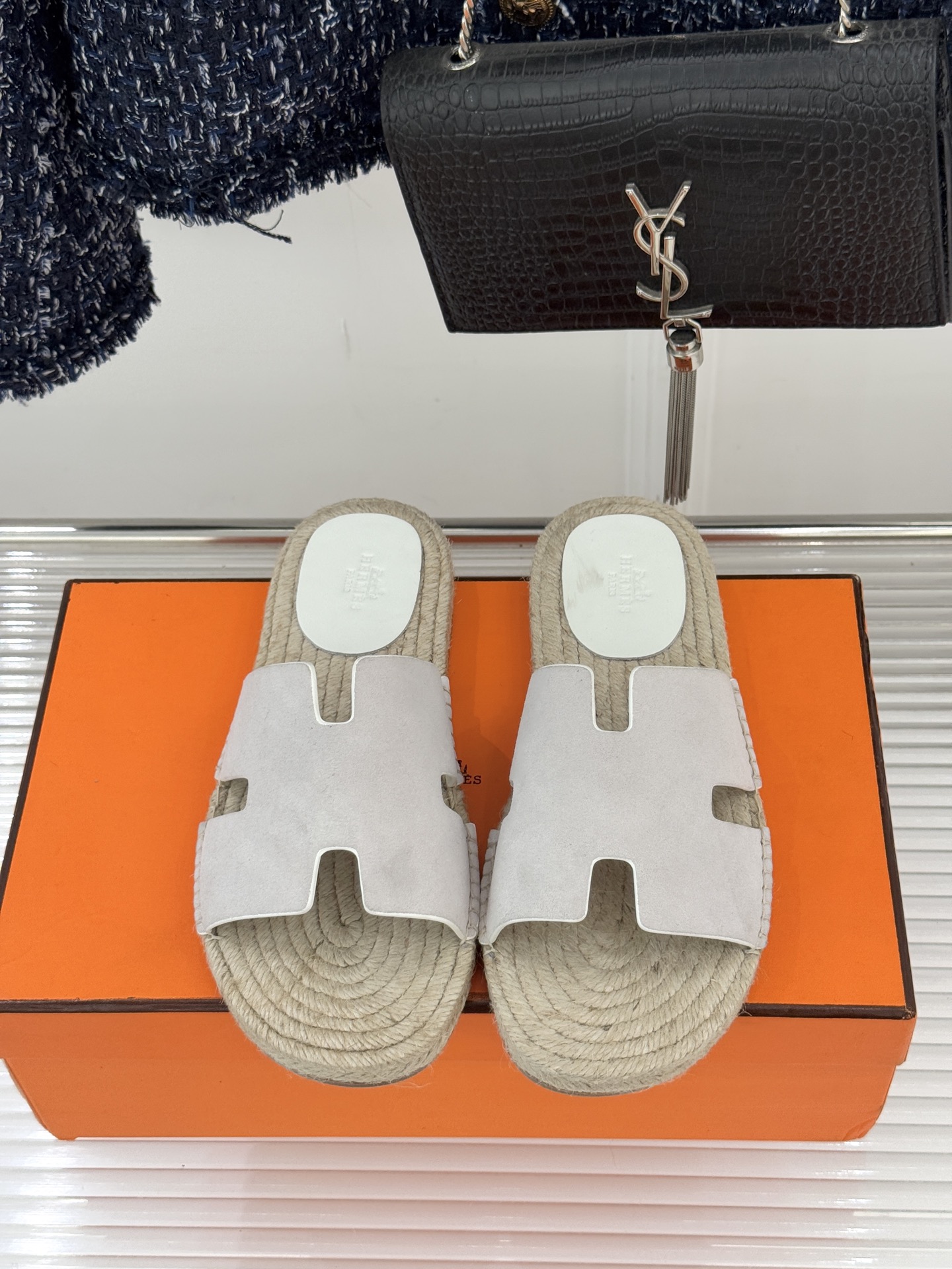 Hermès/爱马仕经典情侣款麻绳底H拖鞋承袭品牌1837年匠艺传承以极简设计诠释永恒优雅。标志性H型镂