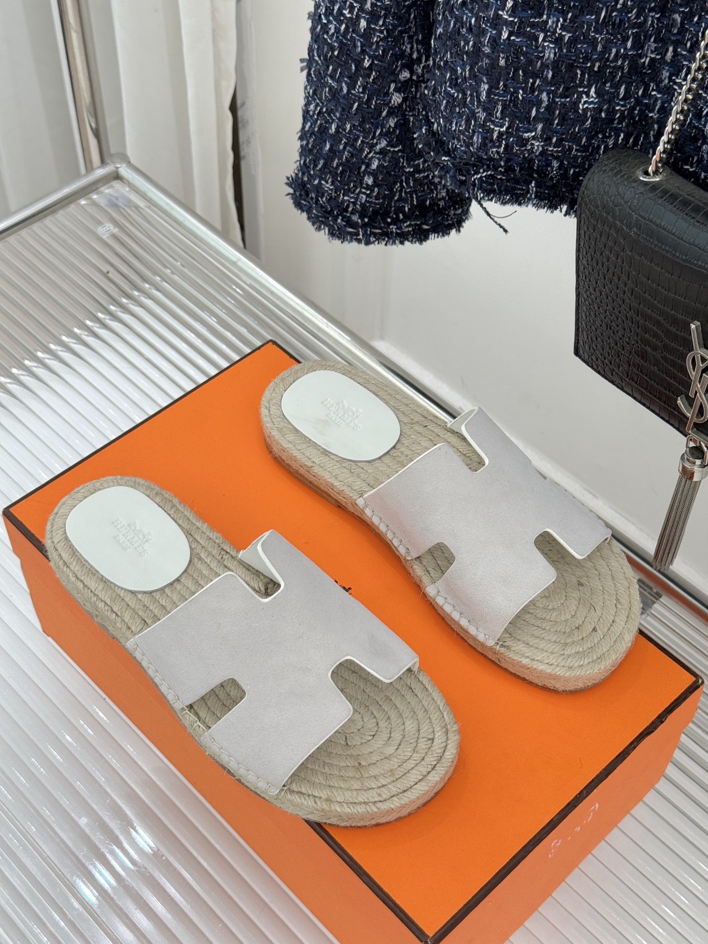 Hermès/爱马仕经典情侣款麻绳底H拖鞋承袭品牌1837年匠艺传承以极简设计诠释永恒优雅。标志性H型镂