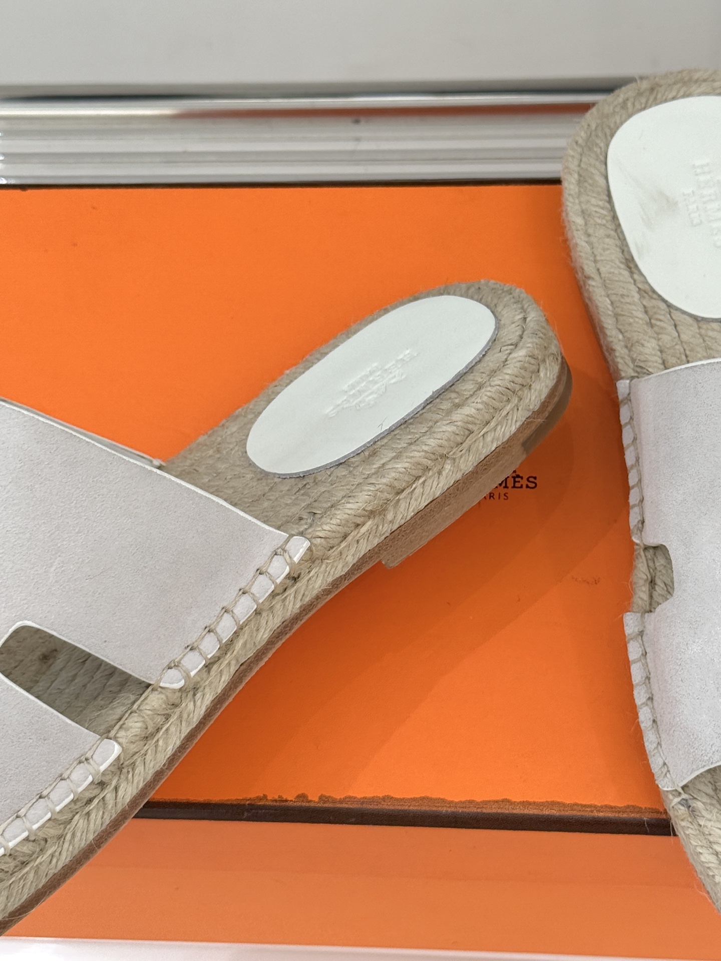 Hermès/爱马仕经典情侣款麻绳底H拖鞋承袭品牌1837年匠艺传承以极简设计诠释永恒优雅。标志性H型镂