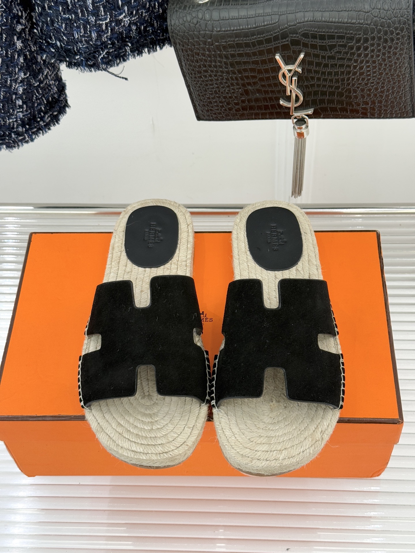 Hermès/爱马仕经典情侣款麻绳底H拖鞋承袭品牌1837年匠艺传承以极简设计诠释永恒优雅。标志性H型镂