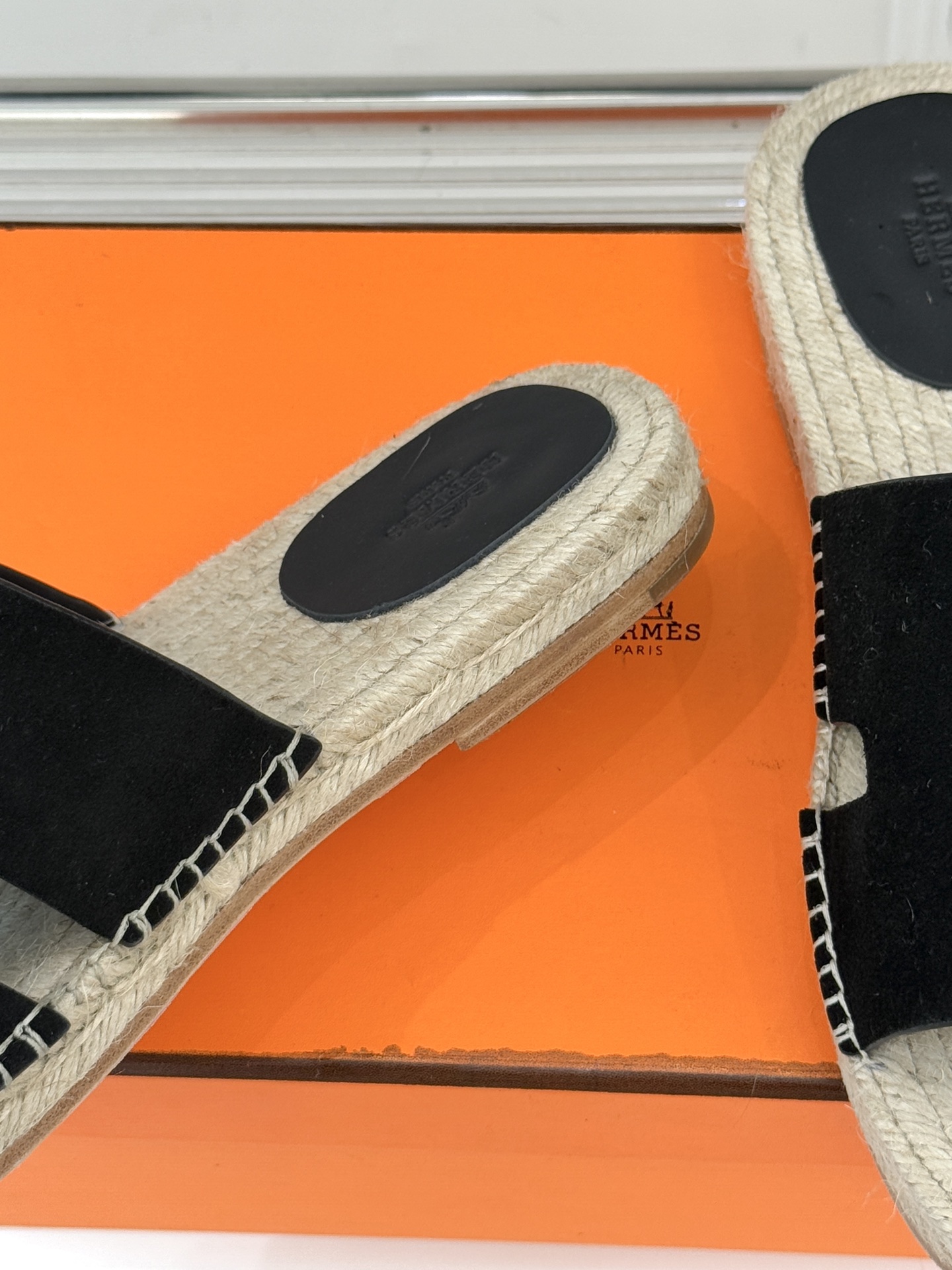 Hermès/爱马仕经典情侣款麻绳底H拖鞋承袭品牌1837年匠艺传承以极简设计诠释永恒优雅。标志性H型镂