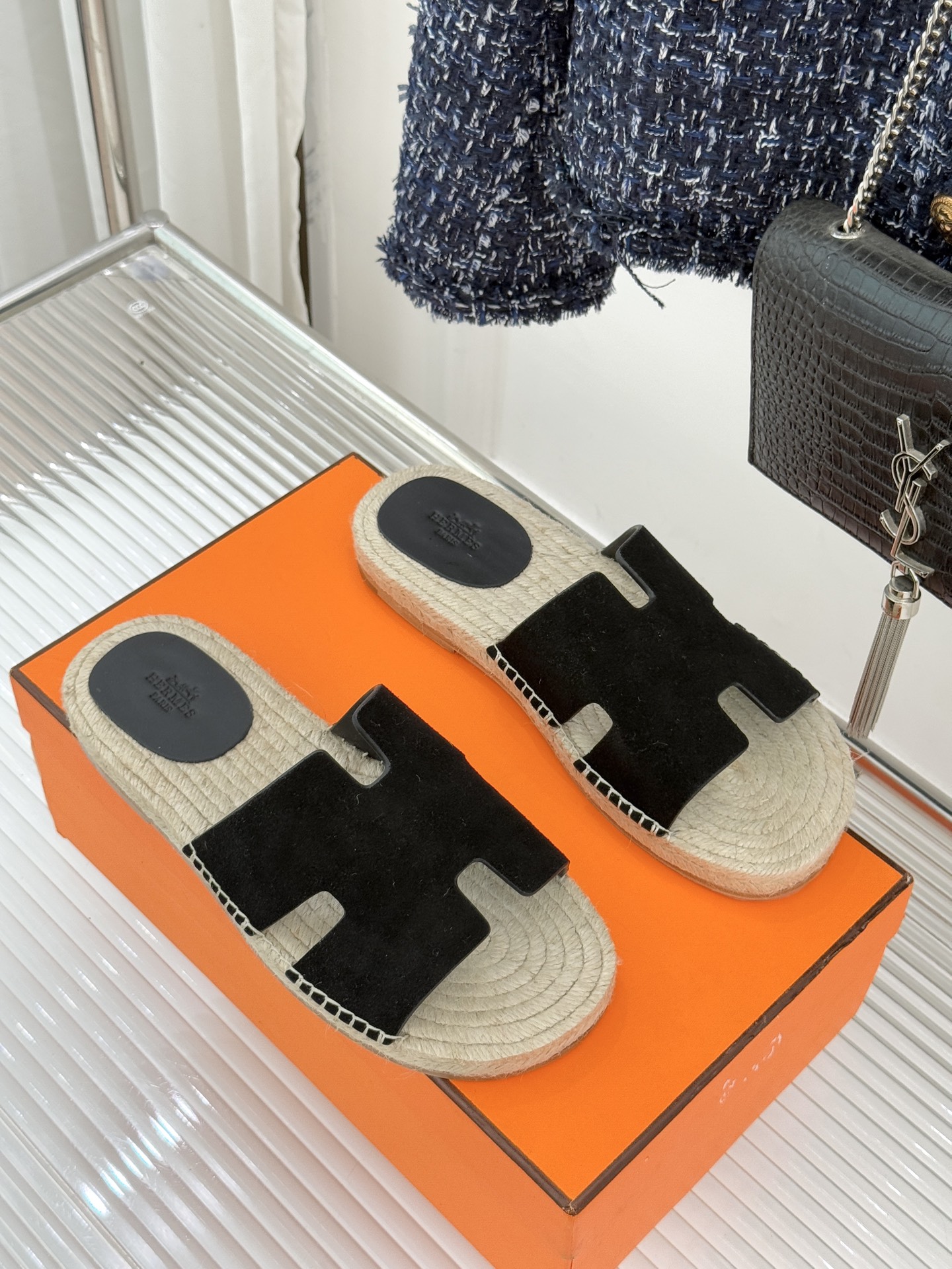 Hermès/爱马仕经典情侣款麻绳底H拖鞋承袭品牌1837年匠艺传承以极简设计诠释永恒优雅。标志性H型镂