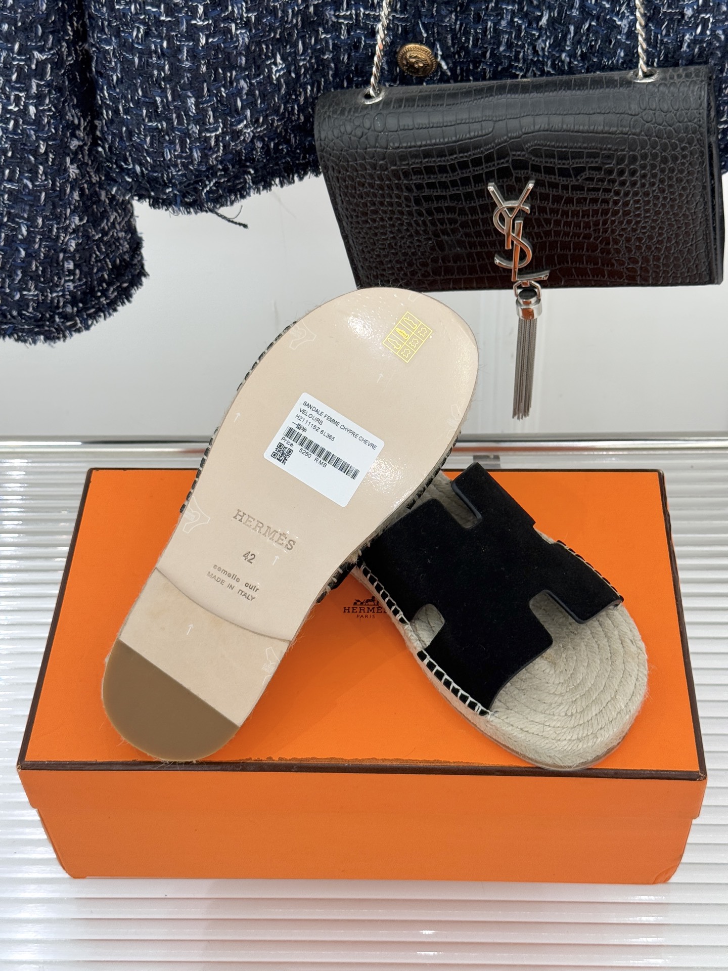 Hermès/爱马仕经典情侣款麻绳底H拖鞋承袭品牌1837年匠艺传承以极简设计诠释永恒优雅。标志性H型镂